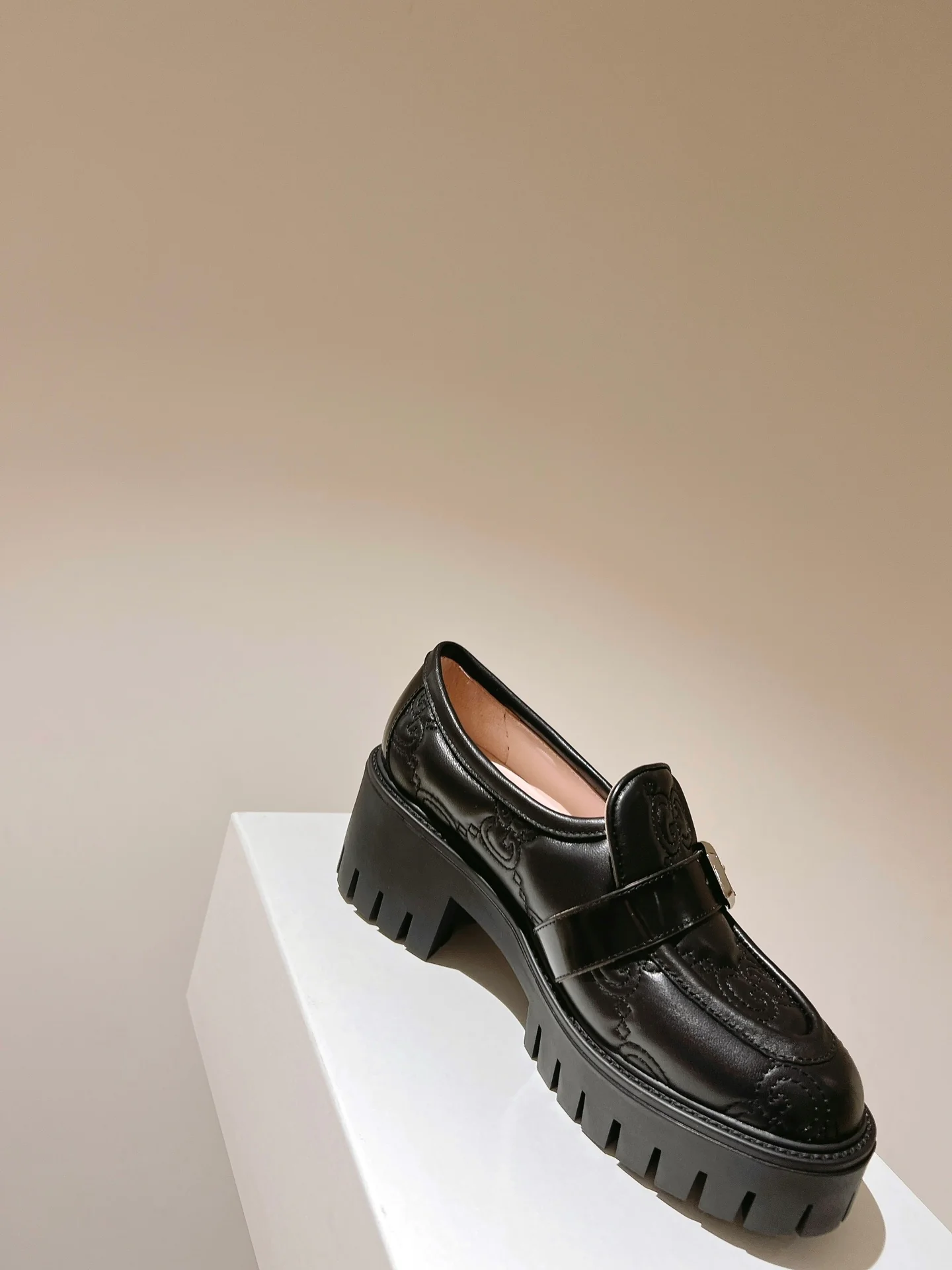 Лоферы Gucci с тиснением