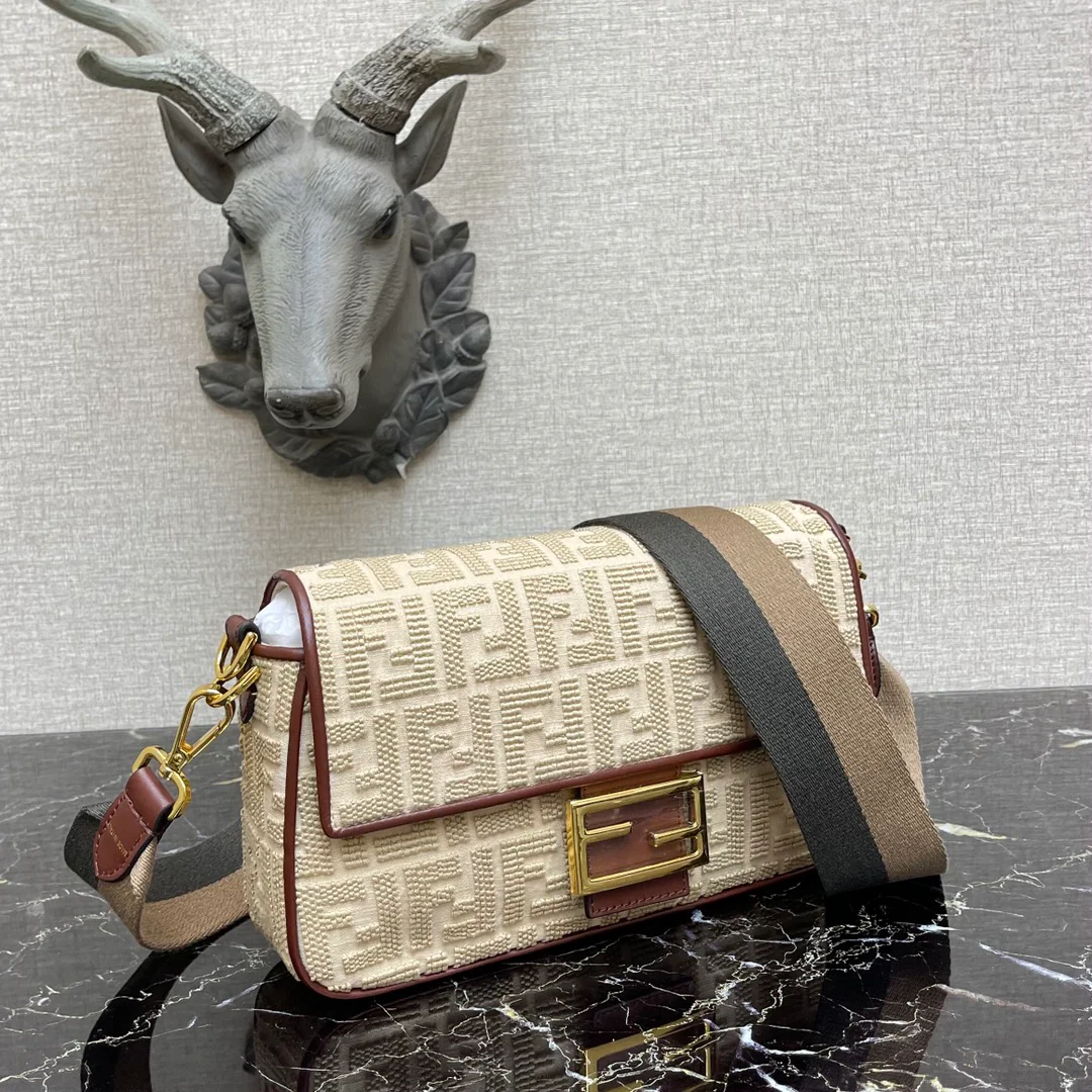 Сумка-багет Fendi Baguette — бежевая, средней длины, с вышивкой.