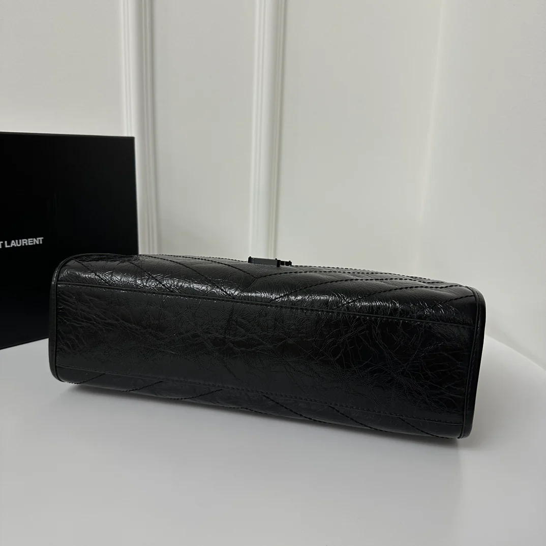 Сумка-шоппер YSL Niki — черная с черной цепочкой.