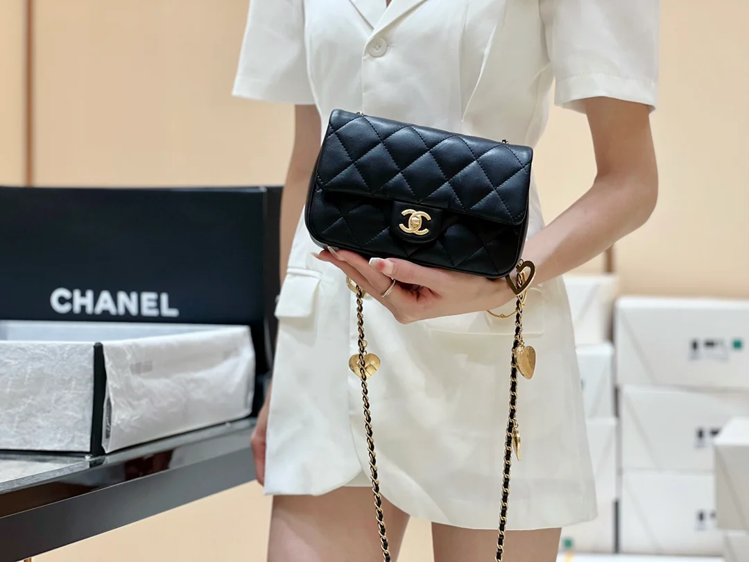 Новинка сезона осень/зима 2022 от Chanel - Сумка с подвеской в ??виде сердца на цепочке - Лимитированная серия - Черная