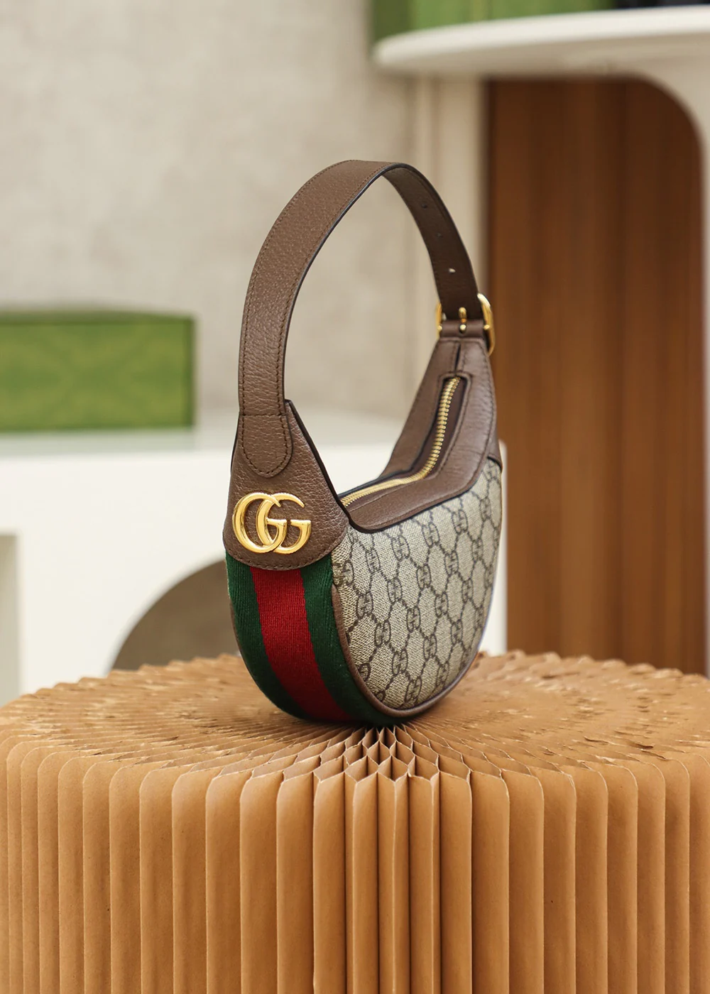 Сумка-подмышка из коллекции Gucci Ophidia