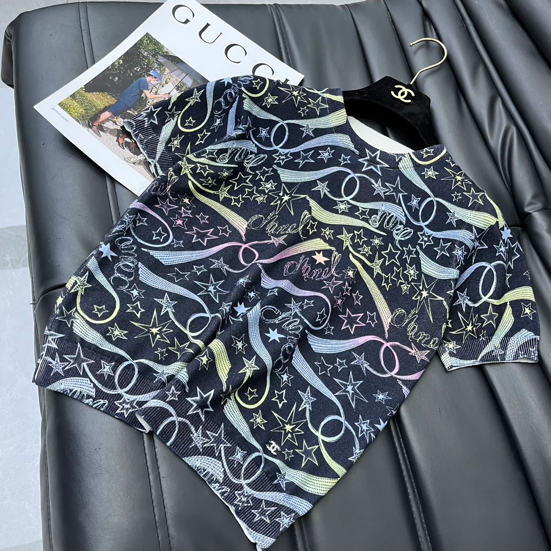 Топ с короткими рукавами из трикотажа с принтом из коллекции Chanel 2403 Comet.