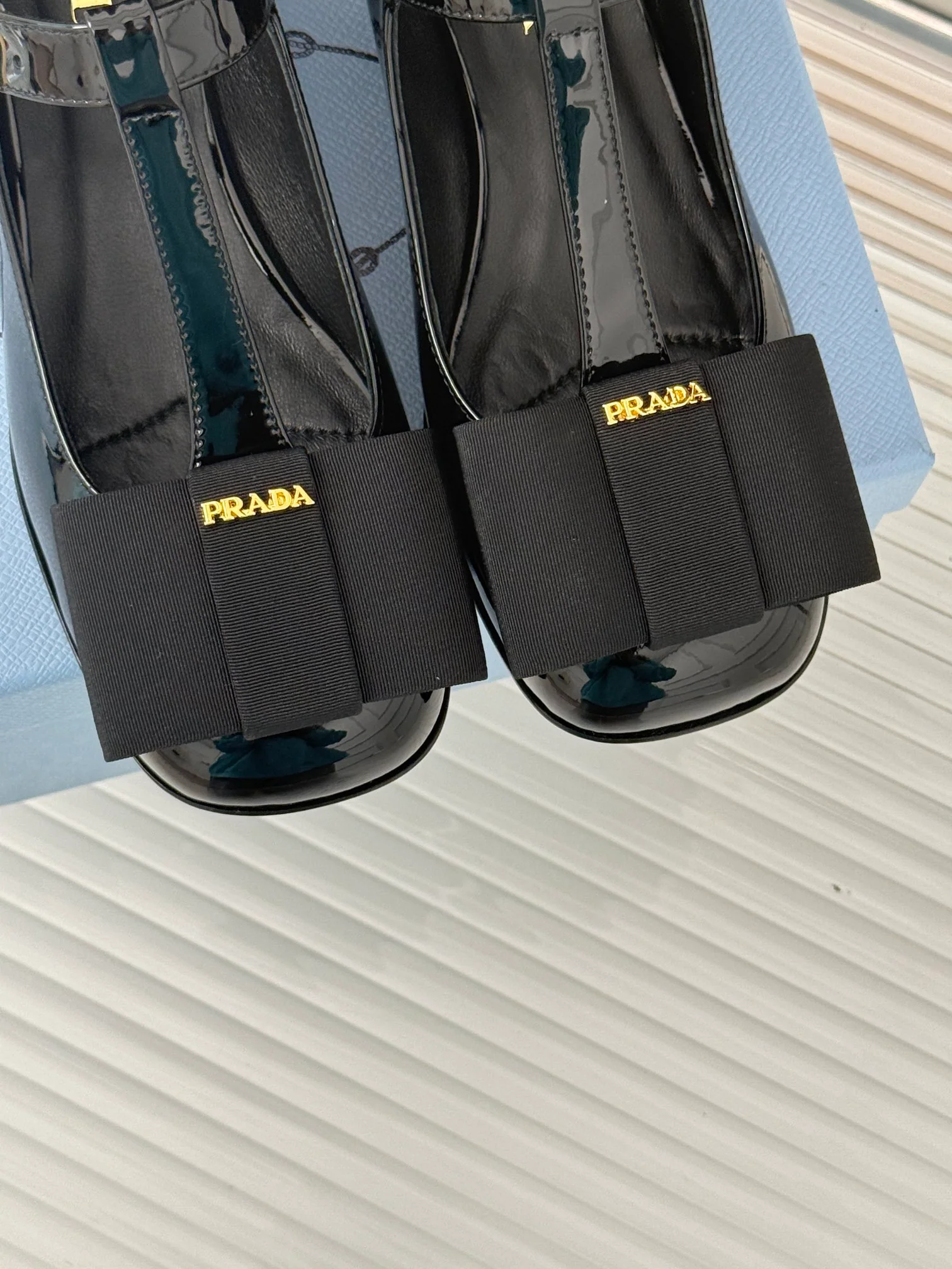 Классические туфли-мэри-джейн Prada с Т-образным ремешком и бантом, закругленным носком, глянцевые, черные.