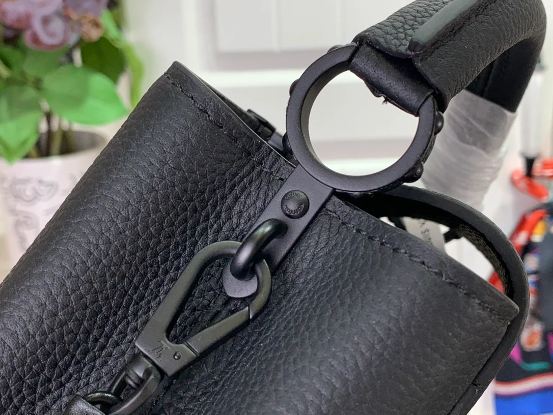 m23955-LV-capucines Сумка/кроссбоди Black Knight - Черная мини-сумка