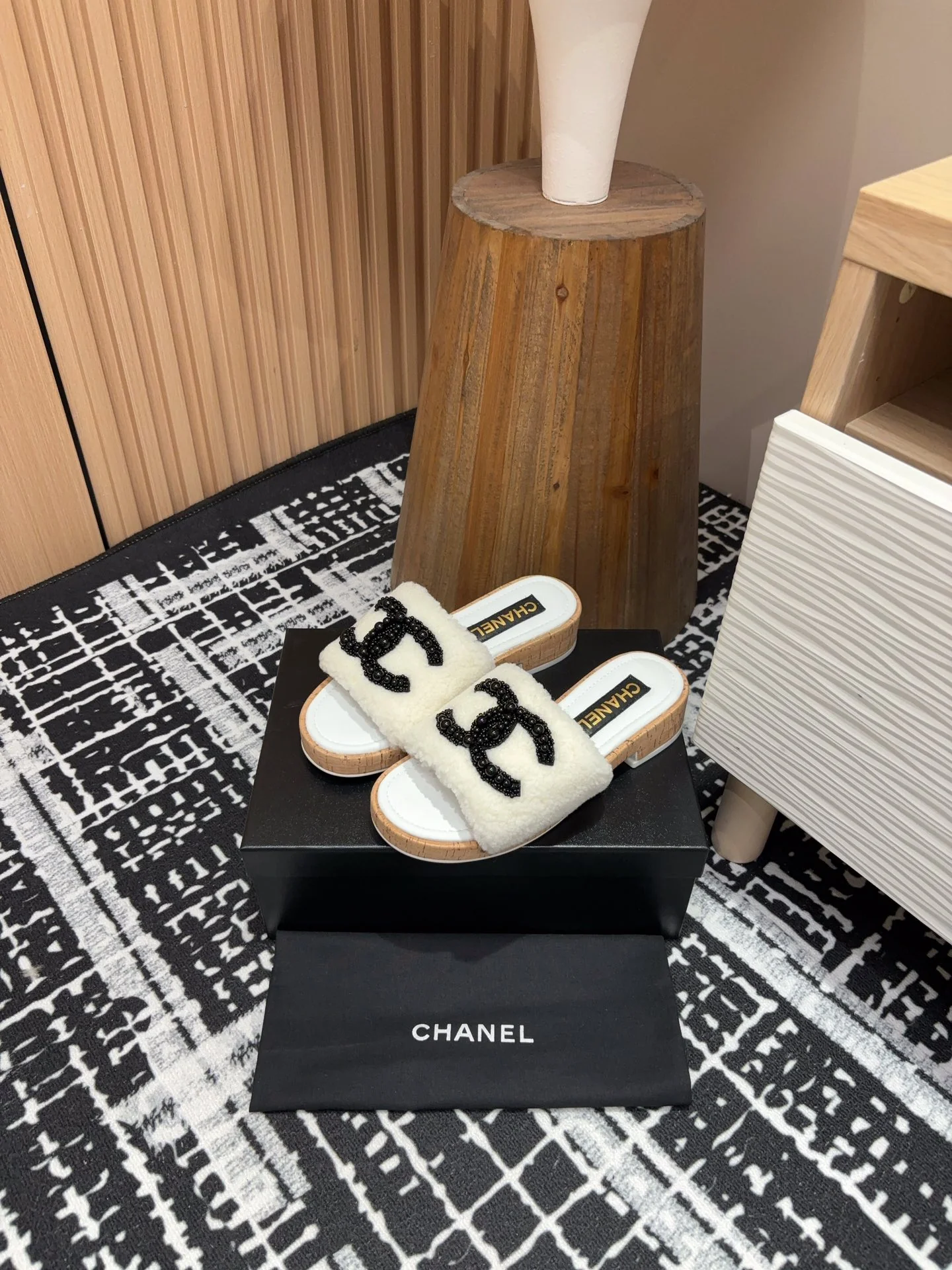 Шерстяные сандалии на низком каблуке Chanel 2024 — белые