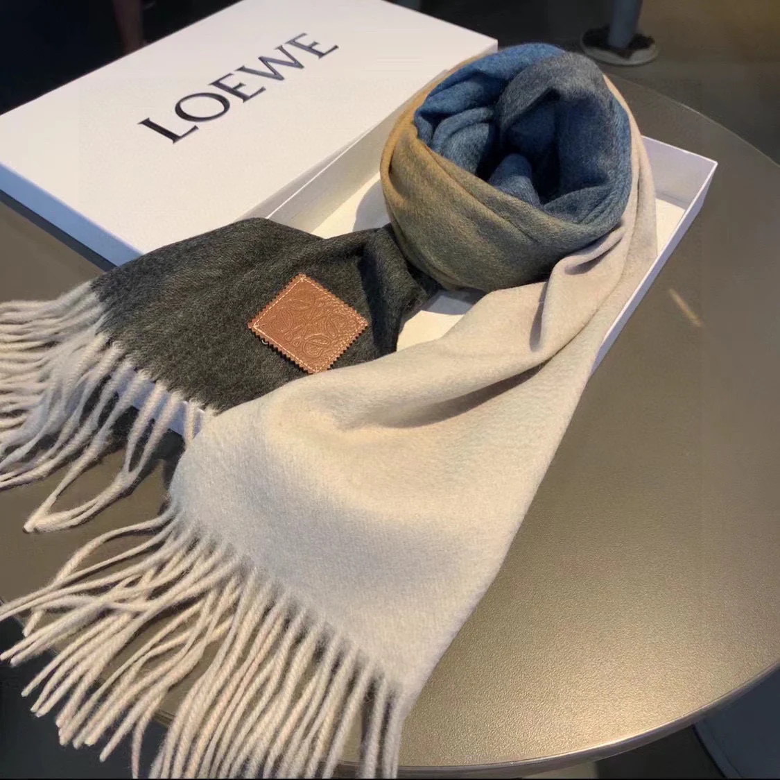 Lolwei - Шарф с кисточками ?Водяная рябь? - Темно-серый