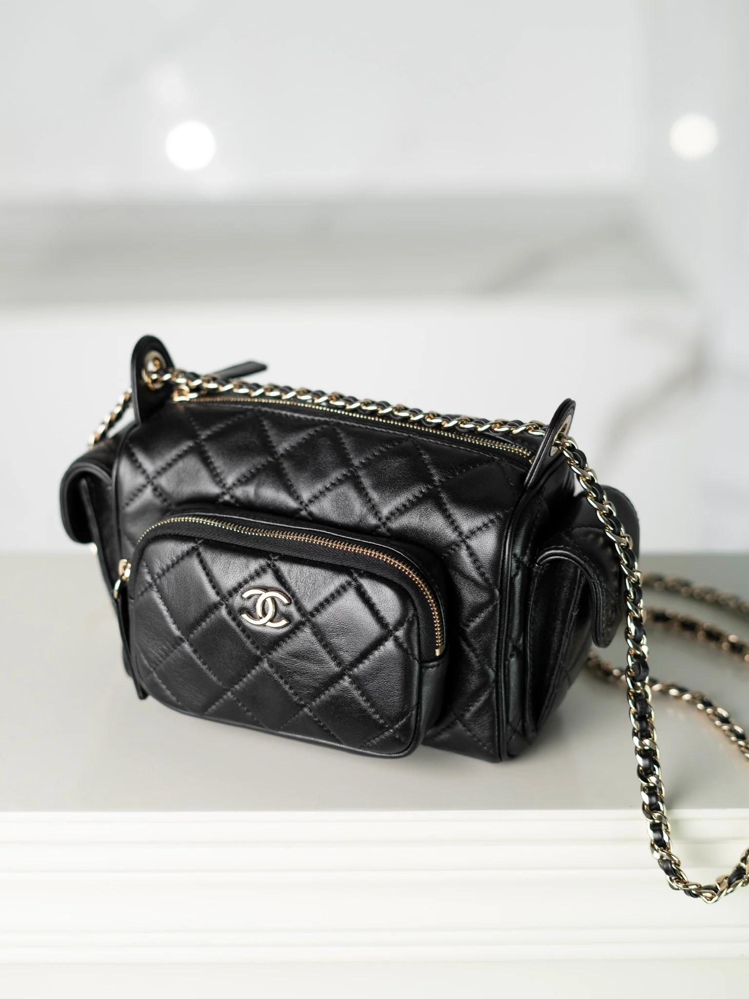 Маленькая многофункциональная сумка для фотоаппарата Chanel из 24-каратного золота — черная.