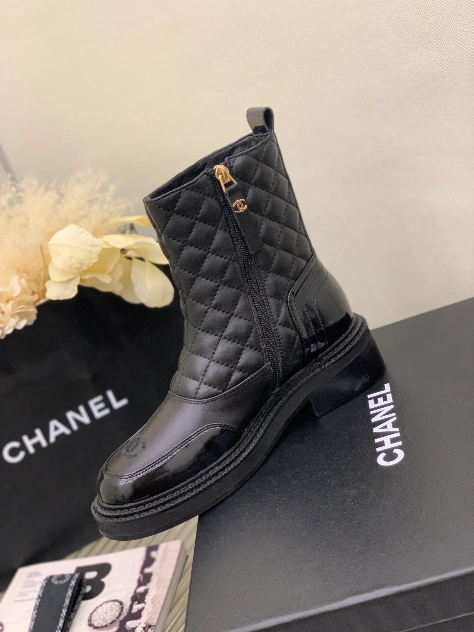 Коллекция Chanel 2022 года с подиума - Ботильоны с бриллиантовыми блестками - Черные