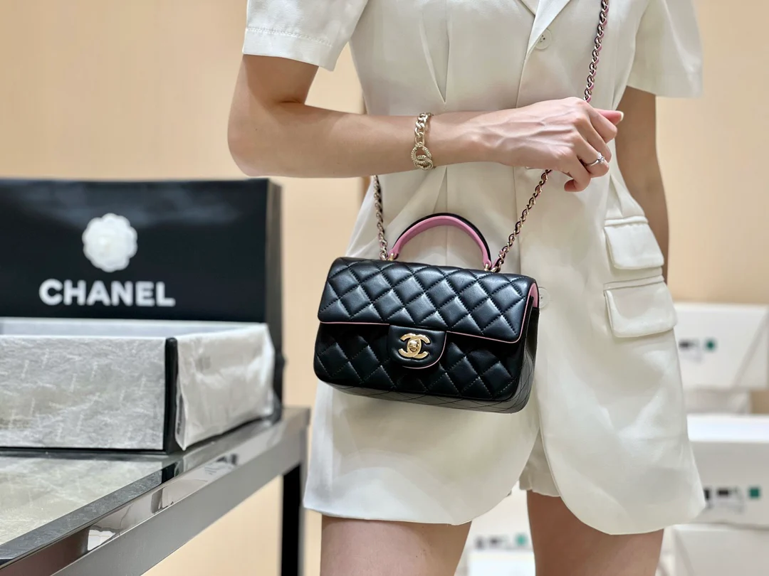 Новинка сезона весна/лето 2023 от Chanel - сумка CF - 20 см - черно-розовая - на фото.