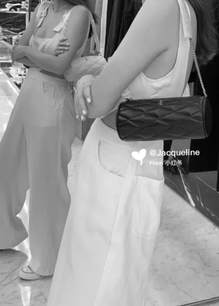 Маленькая цилиндрическая сумка YSL Sade - черная - Фотографии в одежде