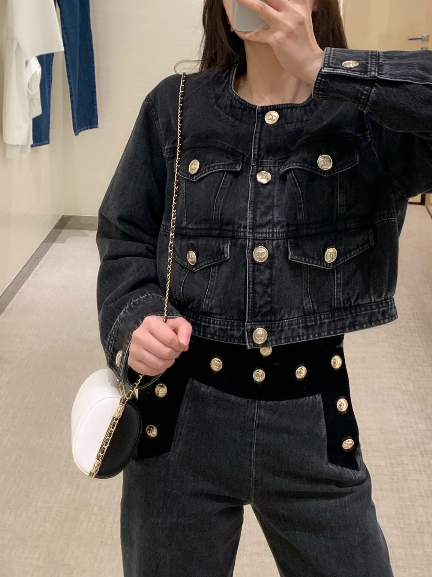 Вечерняя сумочка Chanel из коллекции Métiers d'Art 2020, черно-белая.