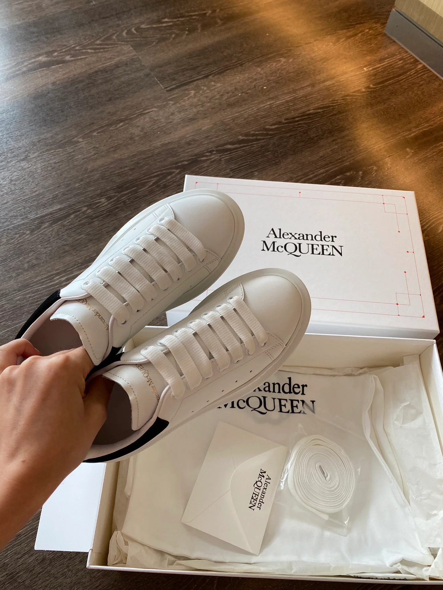 Классические белые кроссовки McQueen с замшевой подошвой и черным каблуком