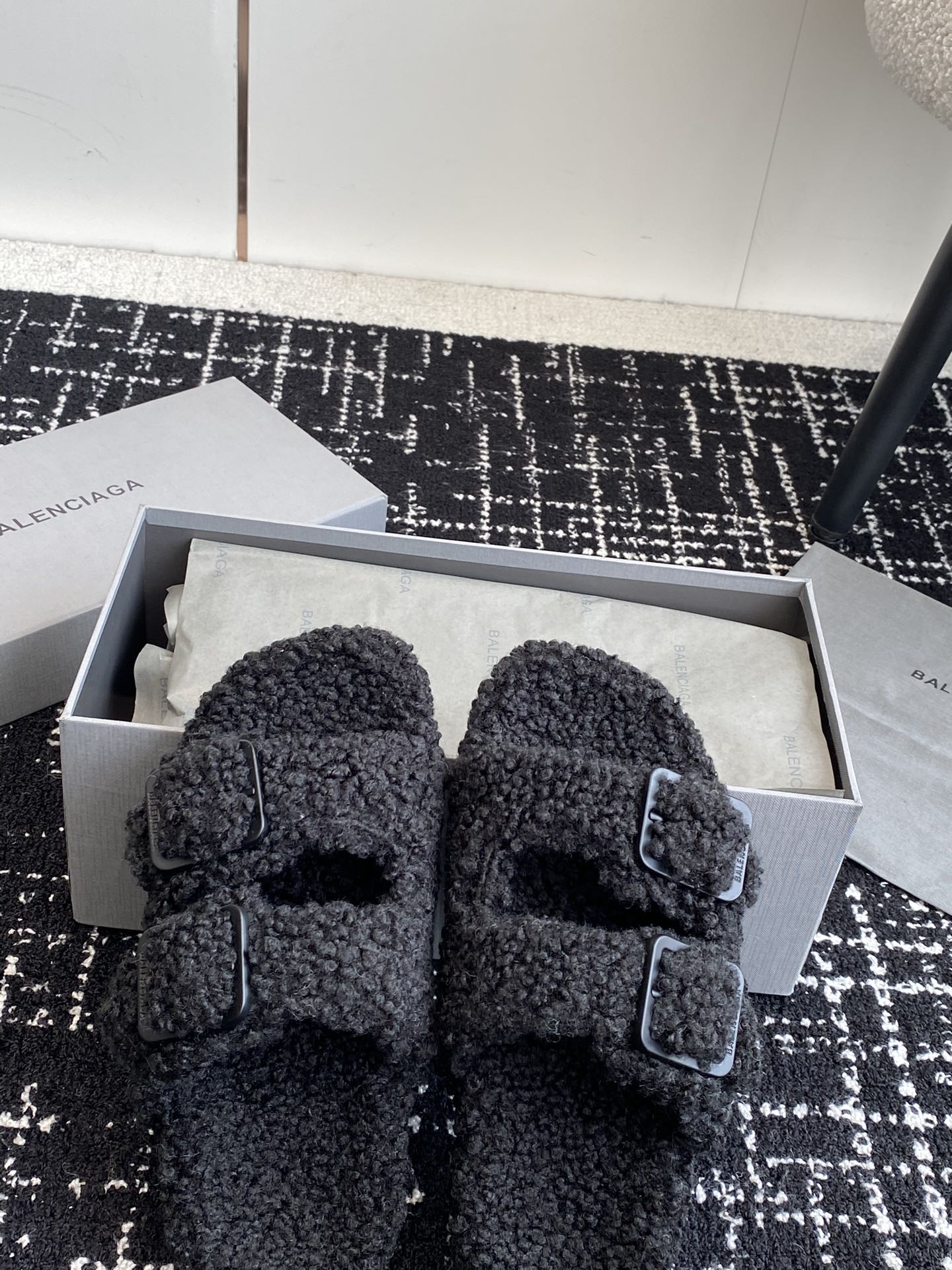 Новинка сезона осень/зима 2023 от Balenciaga - Меховые тапочки - Черные с пряжкой