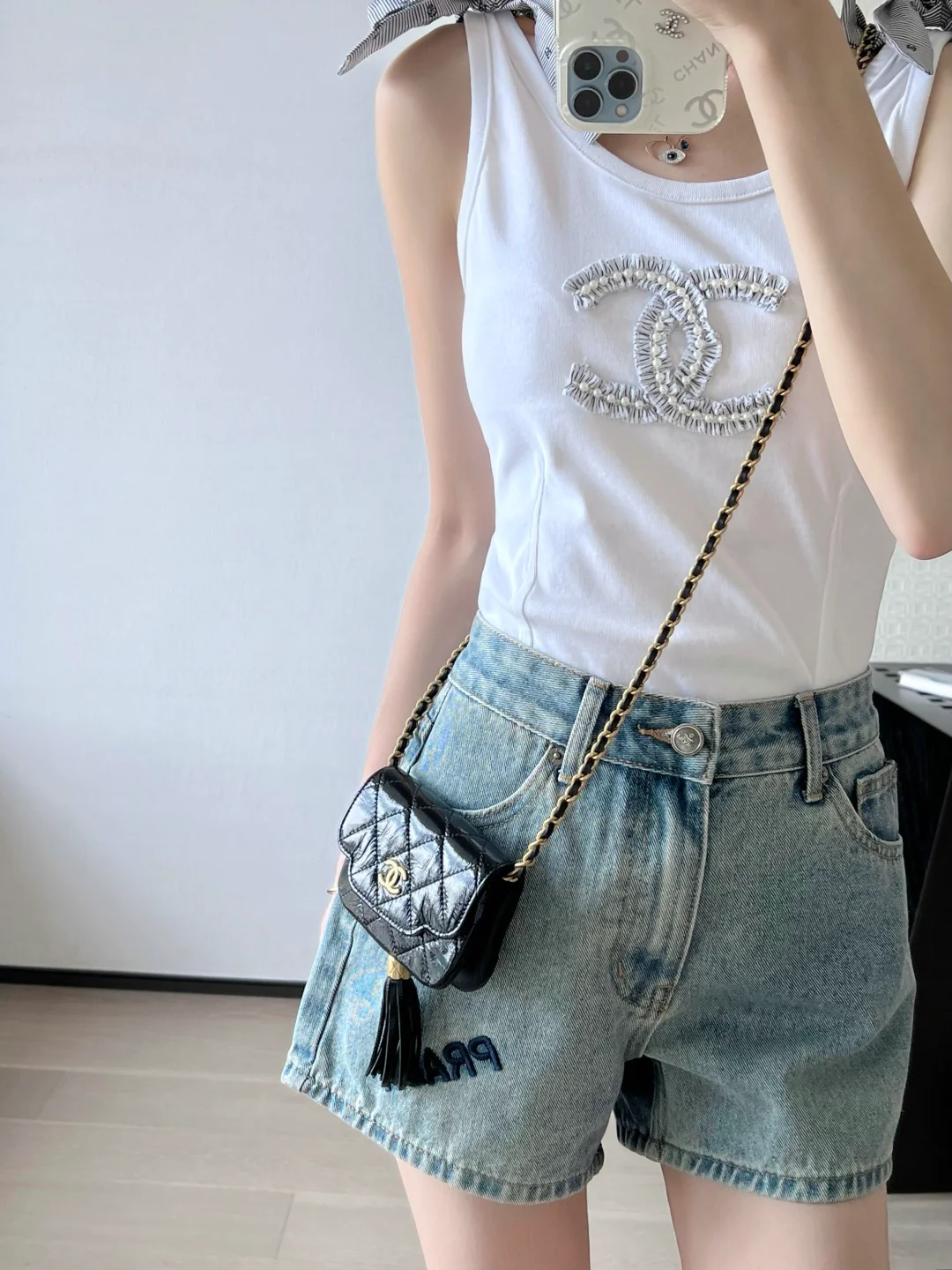 Chanel - Маленькая сумка через плечо с цепочкой и кисточкой - Черная с золотой фурнитурой