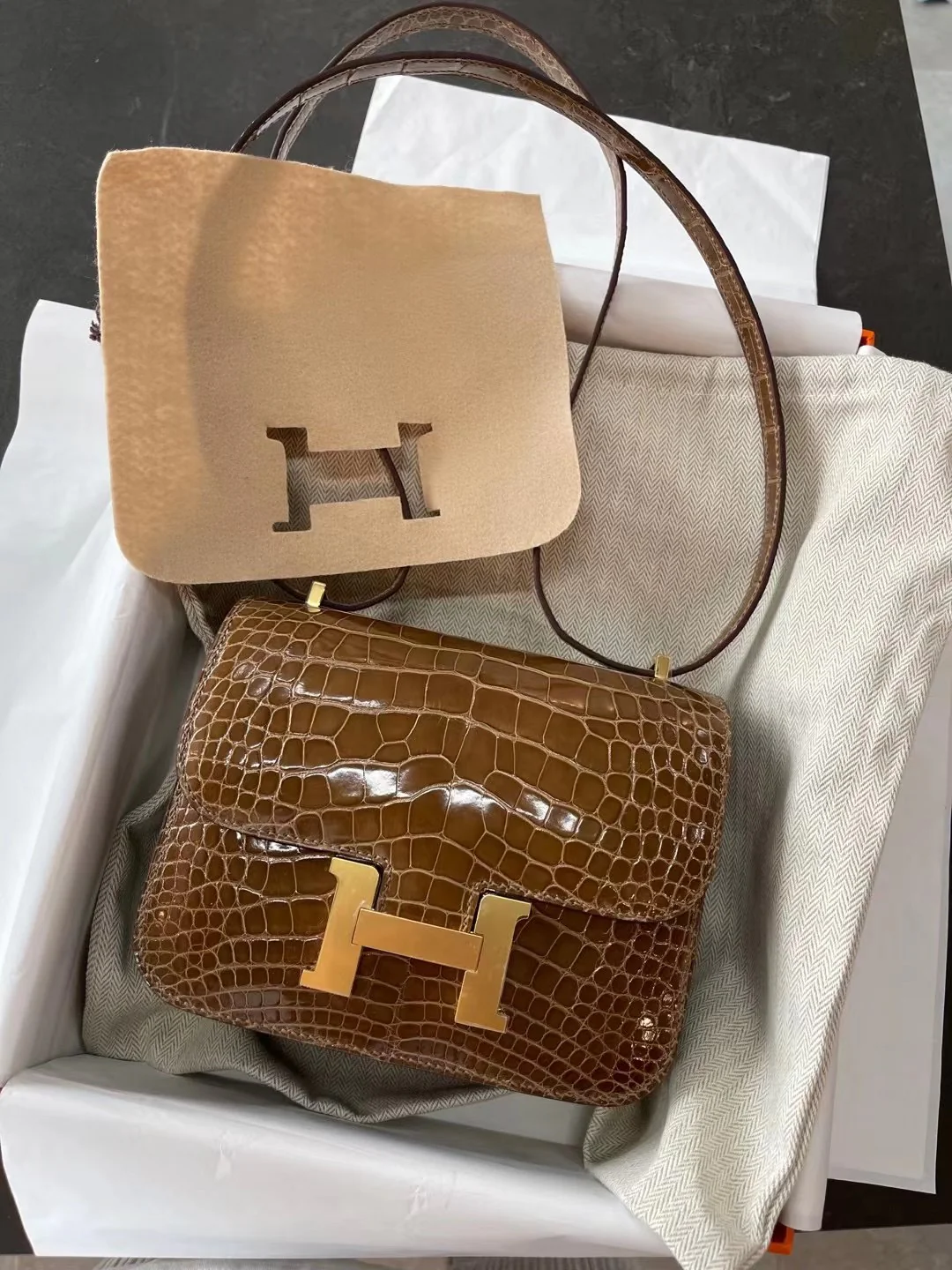 Hermes Constance 19 Миниатюрная пряжка из крокодиловой кожи медово-коричневого цвета с золотой отделкой