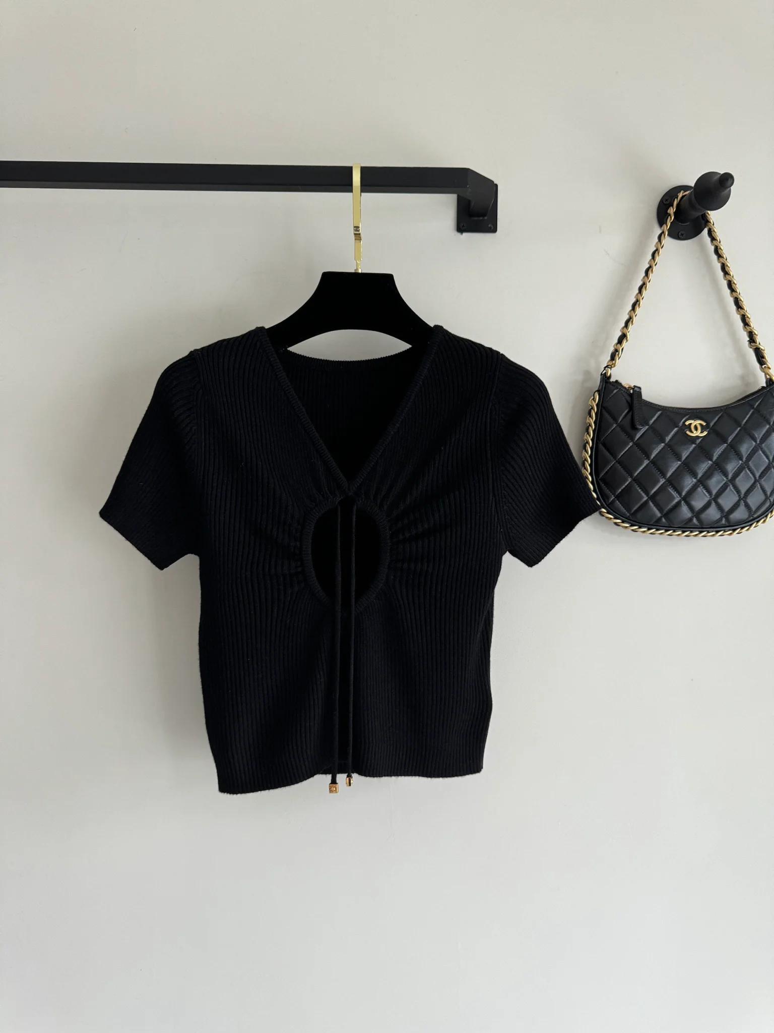 Celine - 2404 - 24 Новая вязаная блузка с короткими рукавами и ажурным сердечком на шнуровке для ранней весны - Черная