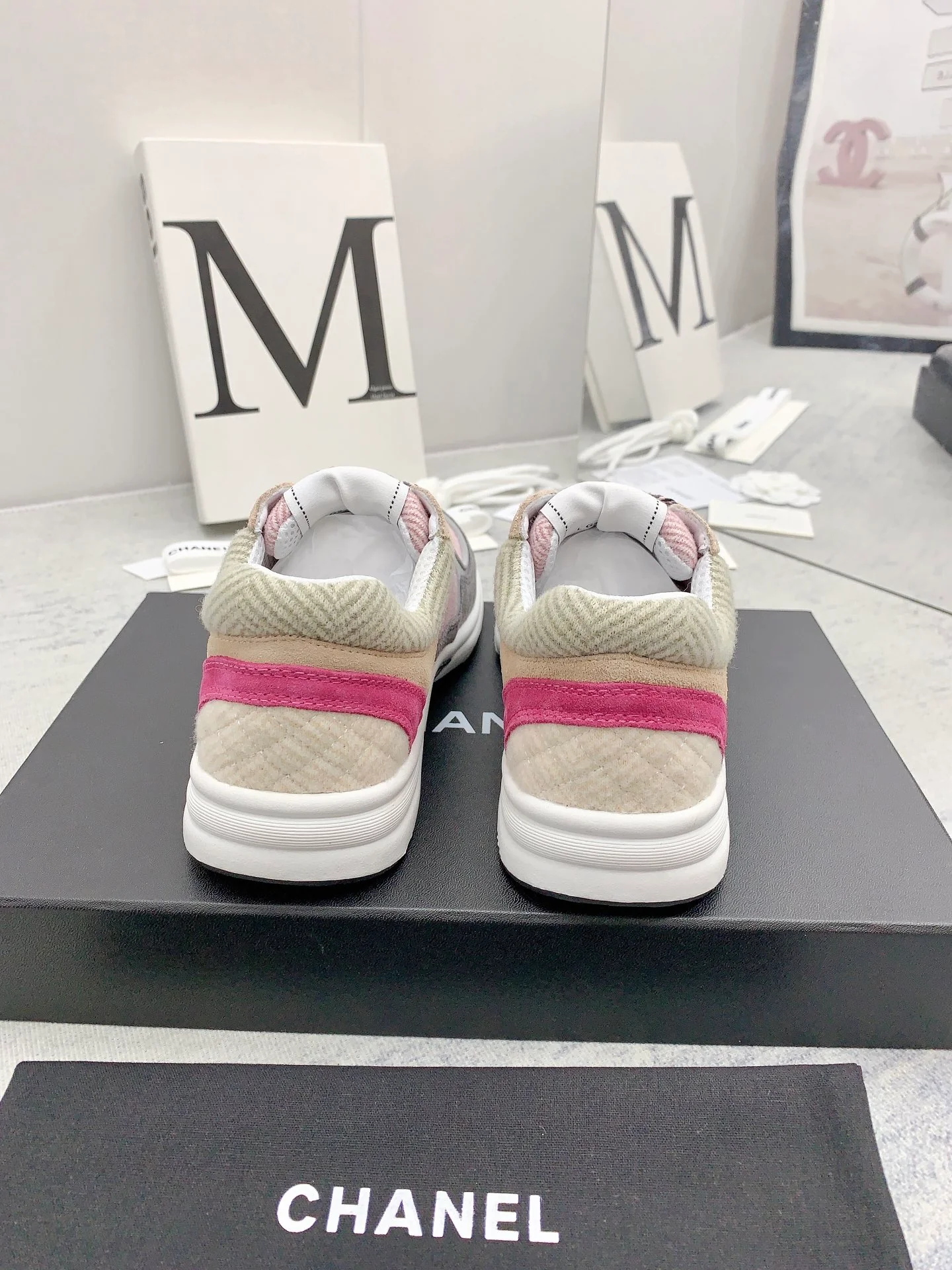 Chanel - Твидовые кроссовки в стиле пэчворк - Повседневные кроссовки - Розовато-серый