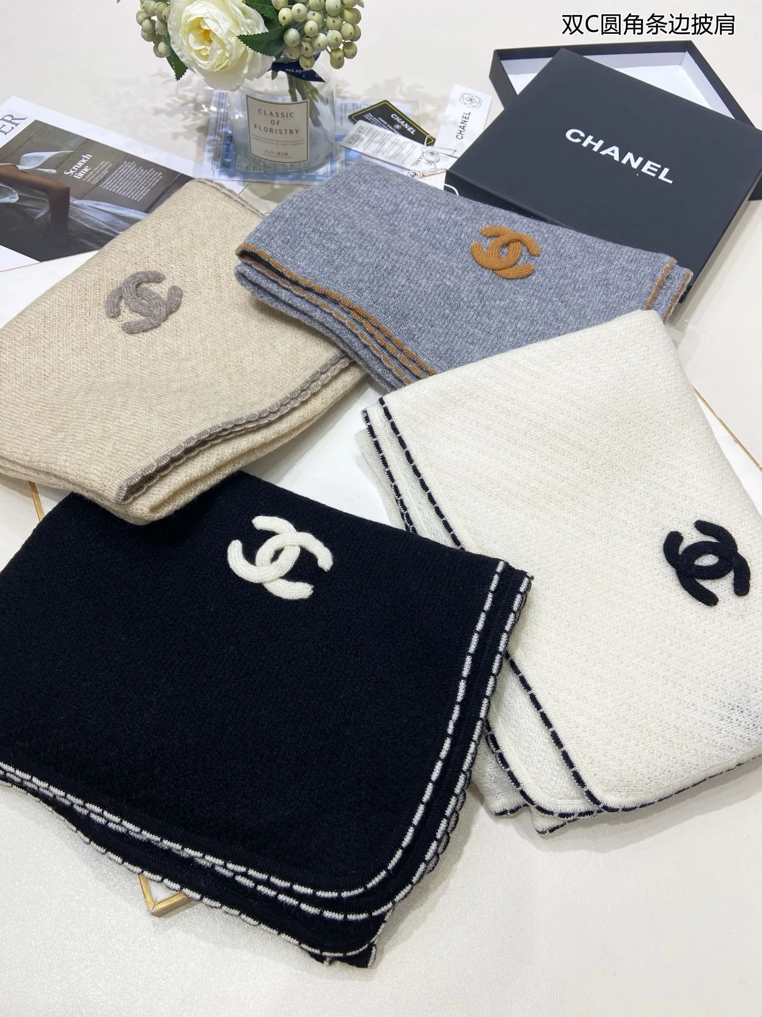 Шарф Chanel 2024 с закругленными углами - кремовый