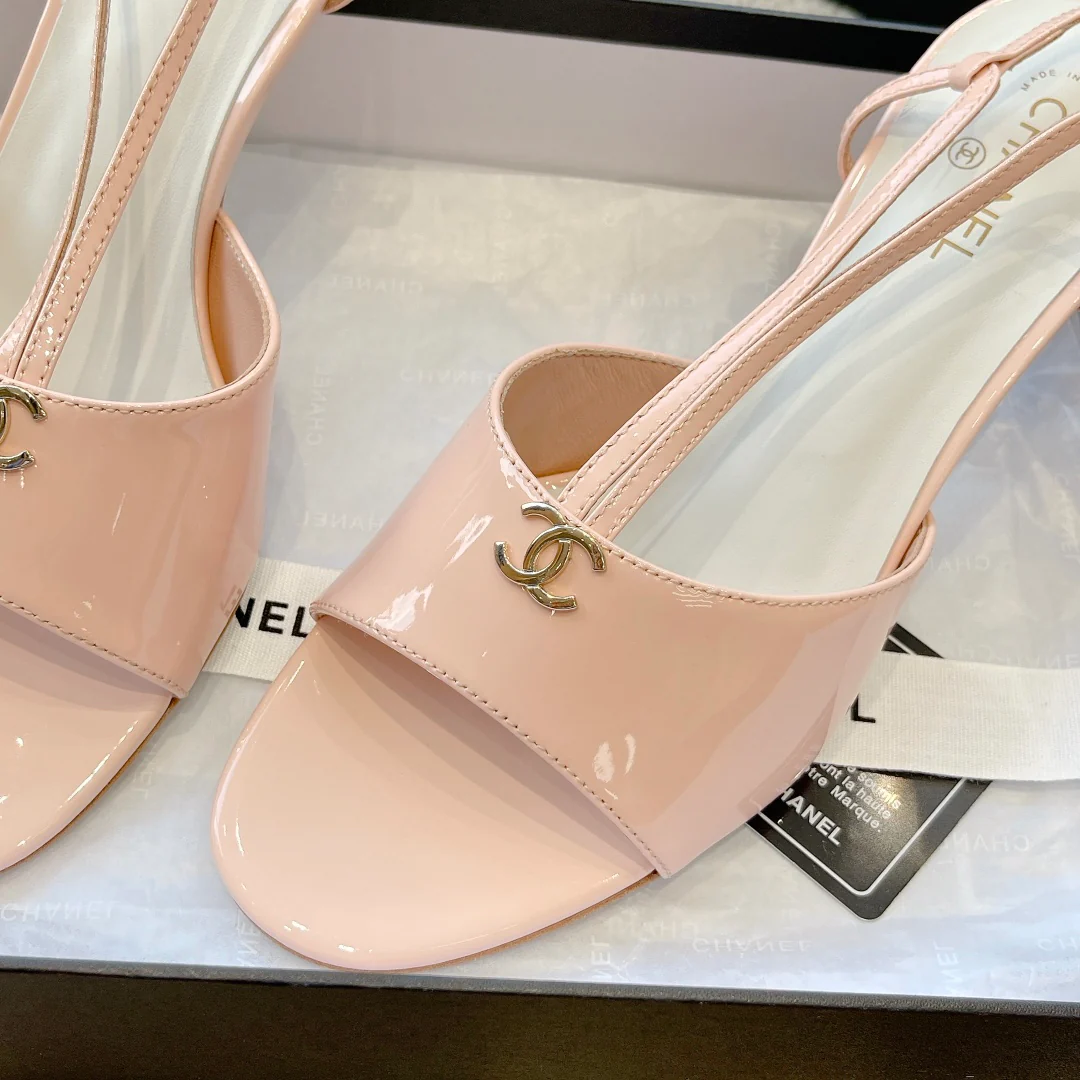Новинка сезона весна/лето 2023 от Chanel - Босоножки на среднем каблуке с жемчужным верхом - Розовые