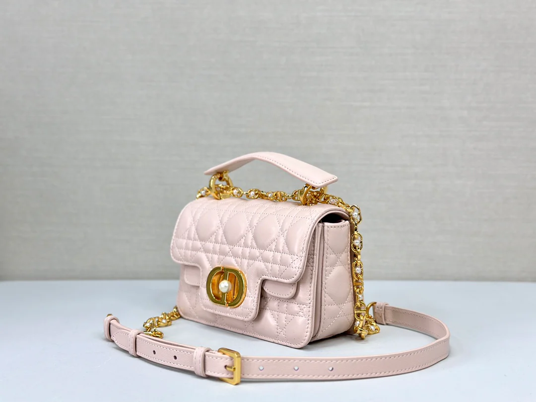 Маленькая сумочка Dior Jolie с жемчужной цепочкой - розовая