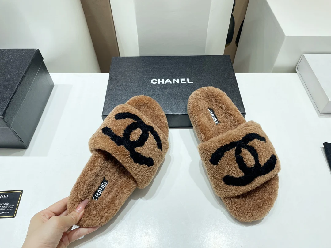Классические осенние тапочки Chanel 2022 года из овечьей шерсти, бестселлер – коричневые.