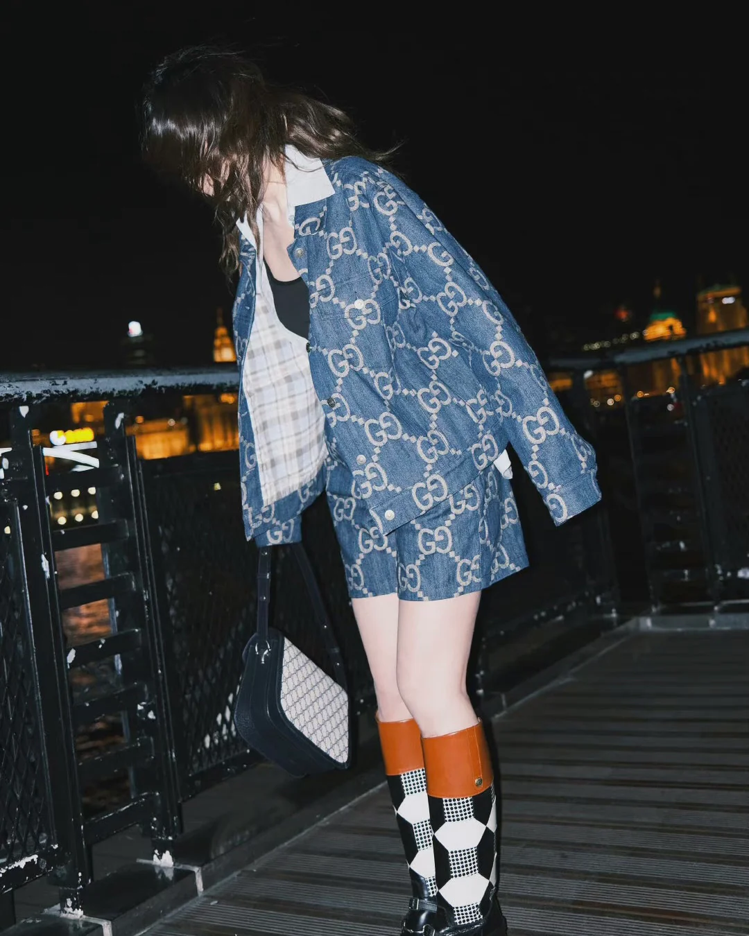 Сумка Gucci Saddle Bag 25 см - соответствие размерам тела.