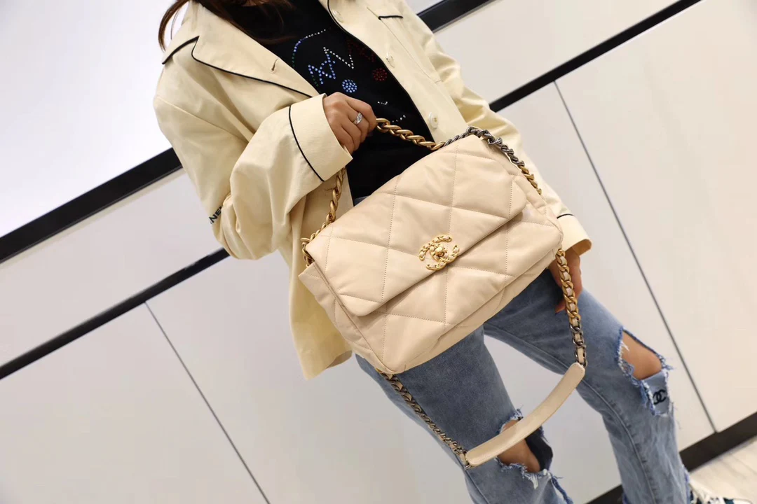 Сумка Chanel 19 — средний размер, абрикосового цвета.