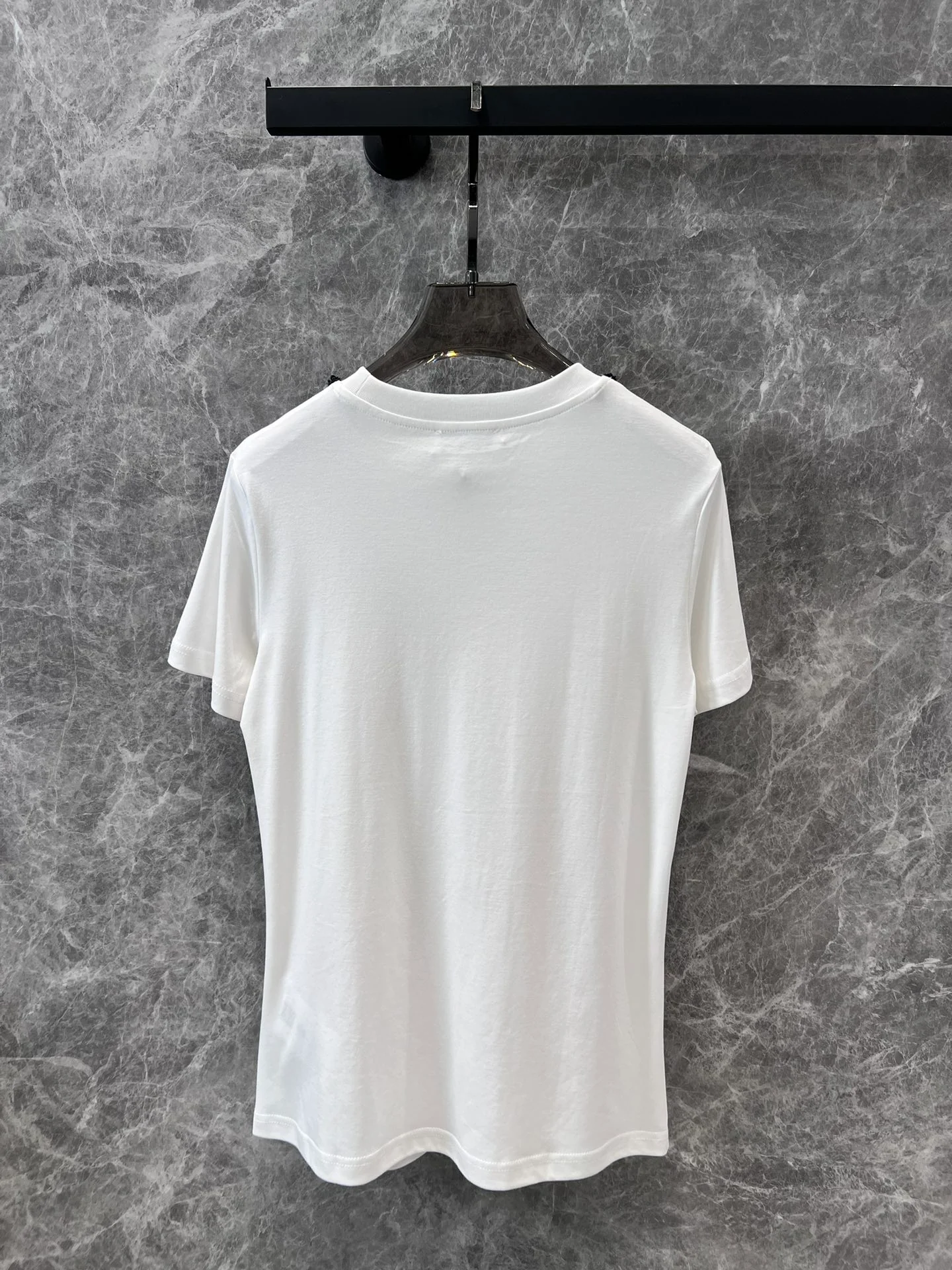 Miu Miu-2404-24 Новая модель для ранней весны: галстук ручной работы с бисером и бантом в виде буквы, футболка с коротким рукавом и круглым вырезом.