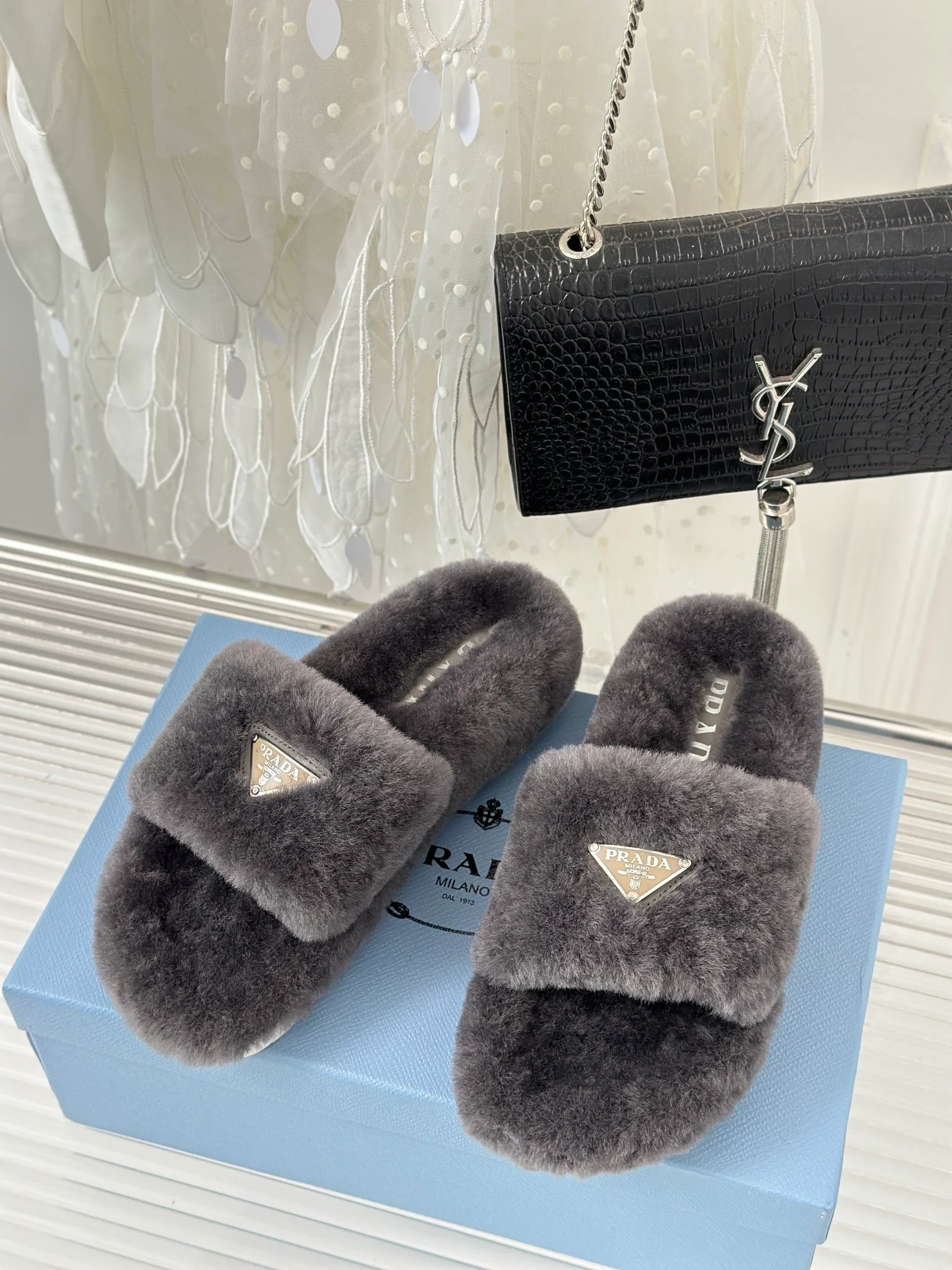 Новинка сезона осень/зима 2023 от Prada - Шерстяные тапочки - Железно-серый