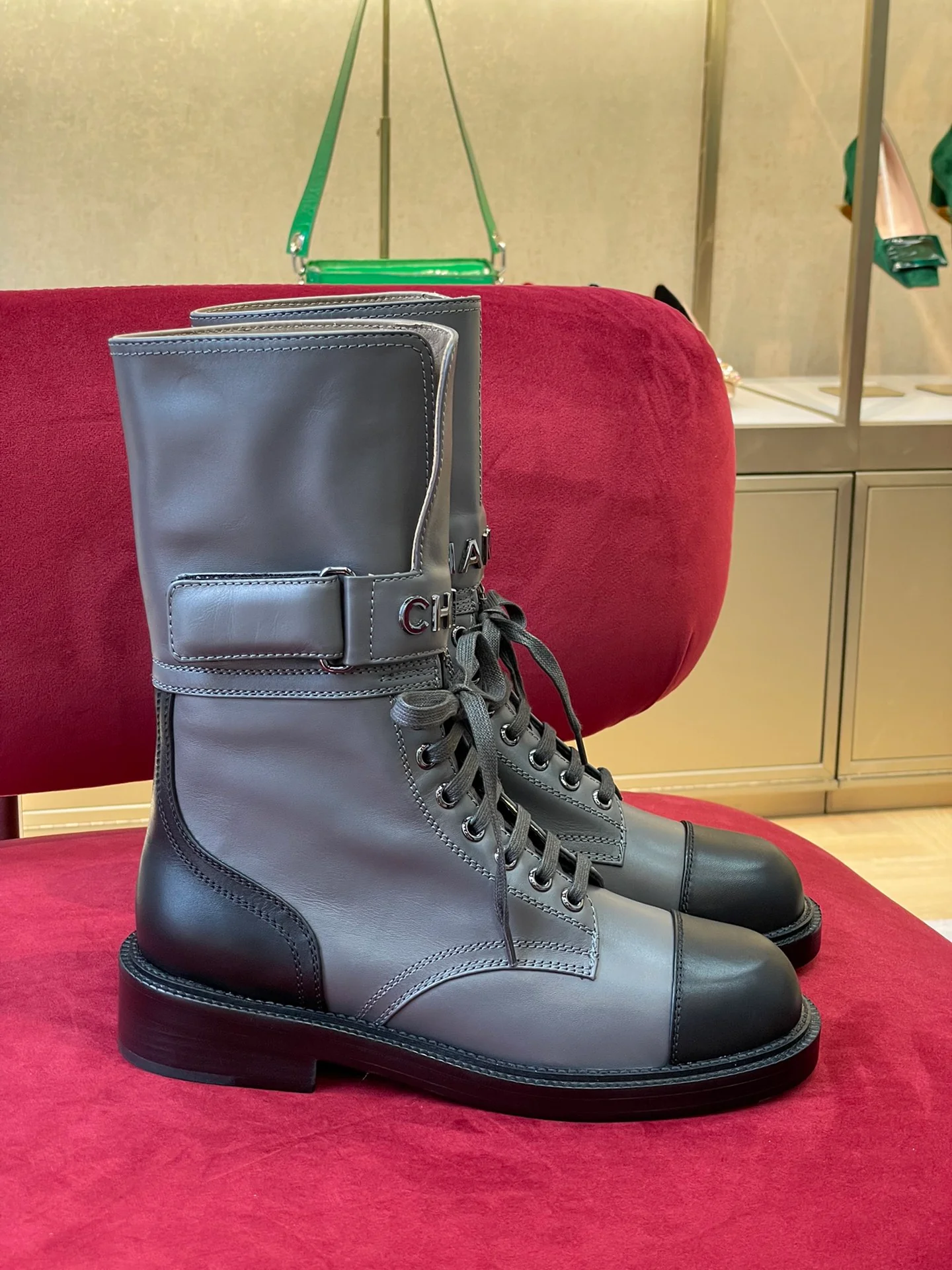 Сапоги Chanel из овечьей кожи с металлизированной надписью - размеры 35-42