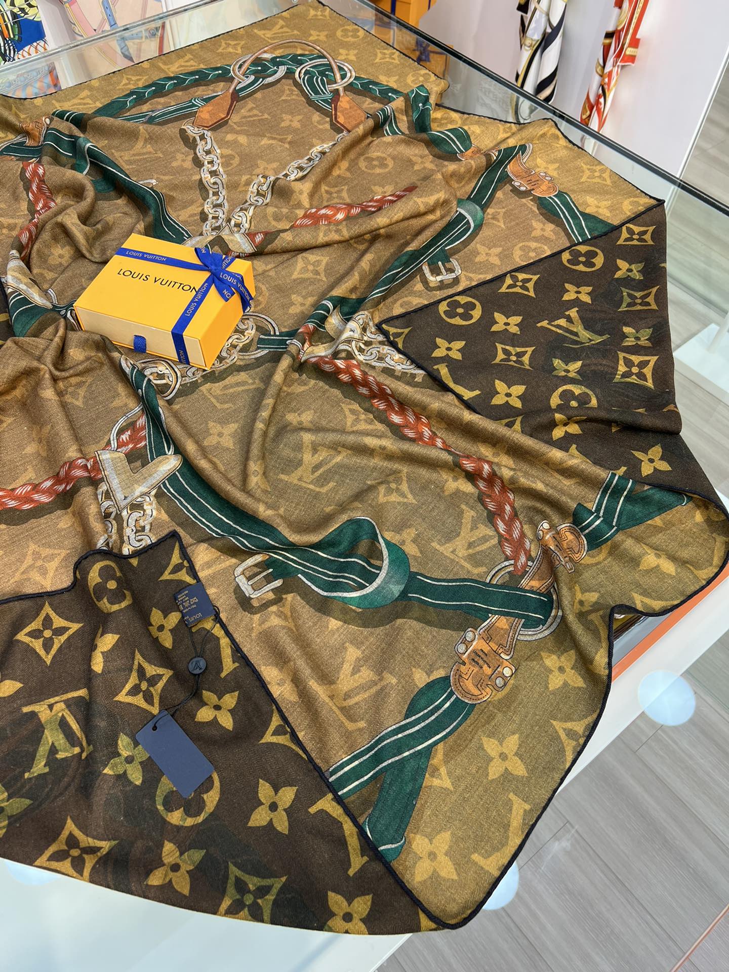 Большой двусторонний бархатный платок LV - 140 см - 003