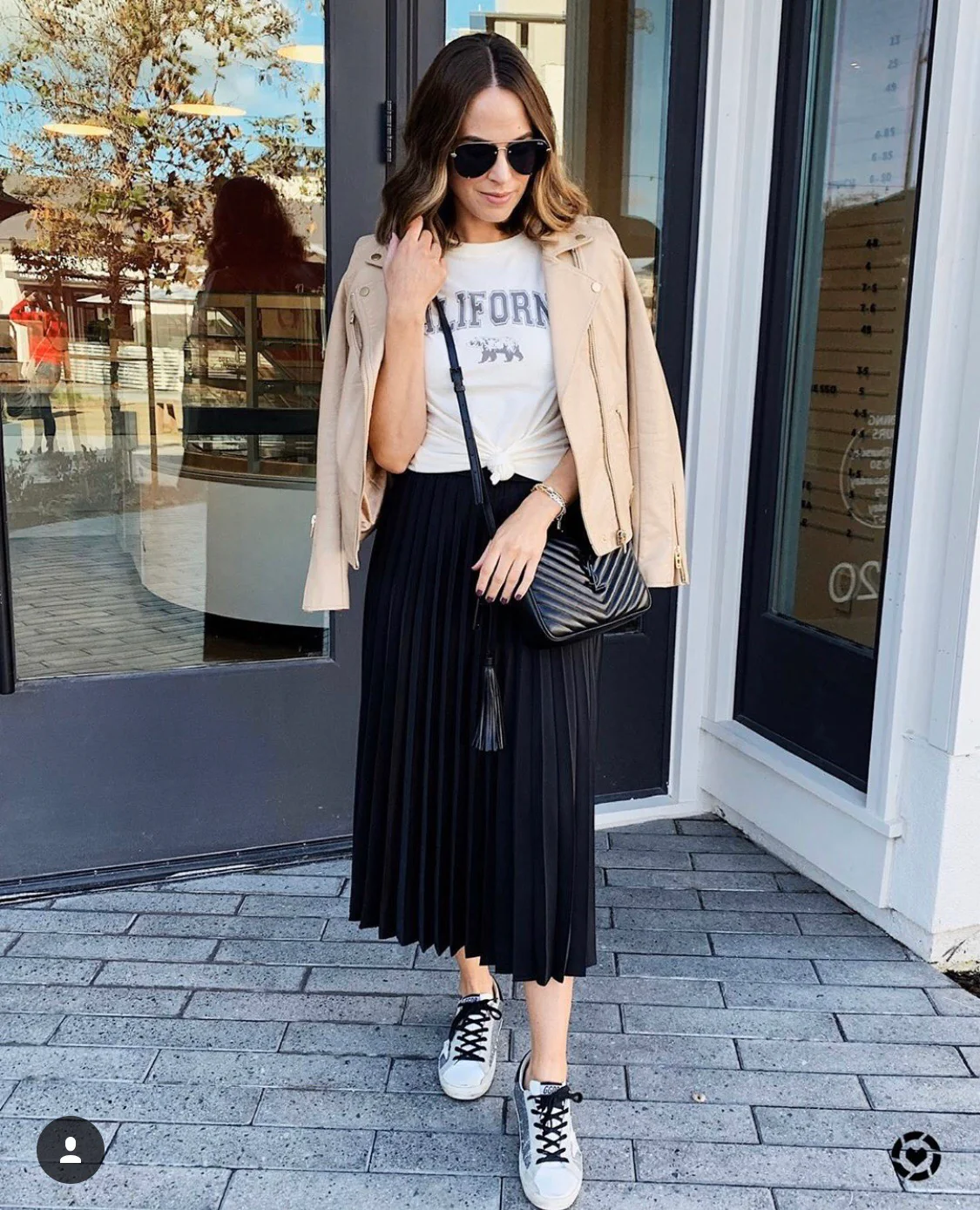 Фотосумка YSL Lou Bag — черная с черной пряжкой.