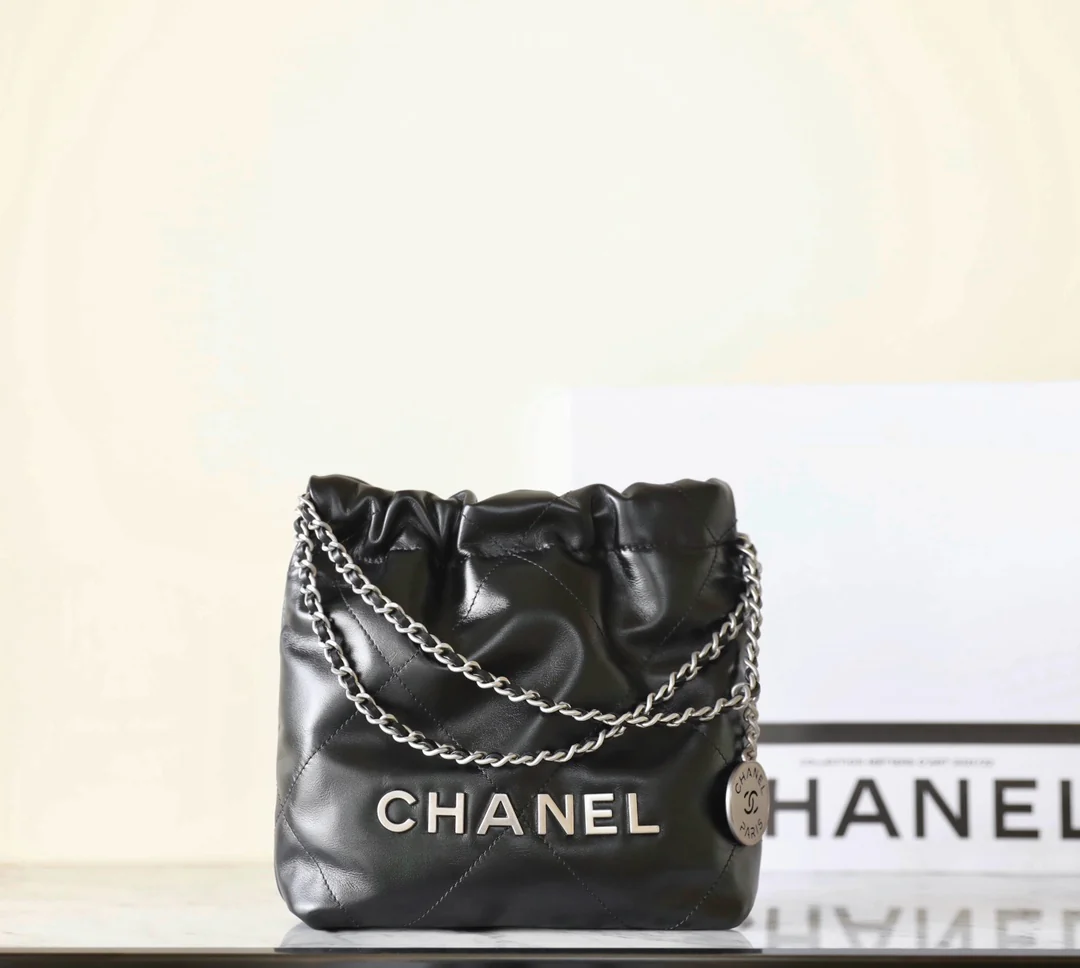 Мини-сумка Chanel 23s 22bag черного цвета с серебристой фурнитурой.