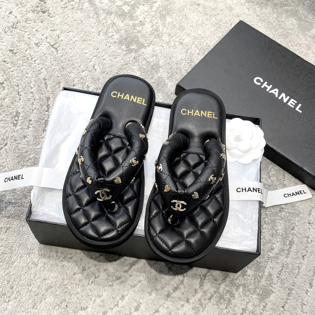 Новинка сезона весна/лето 2023 от Chanel — черные шлепанцы.