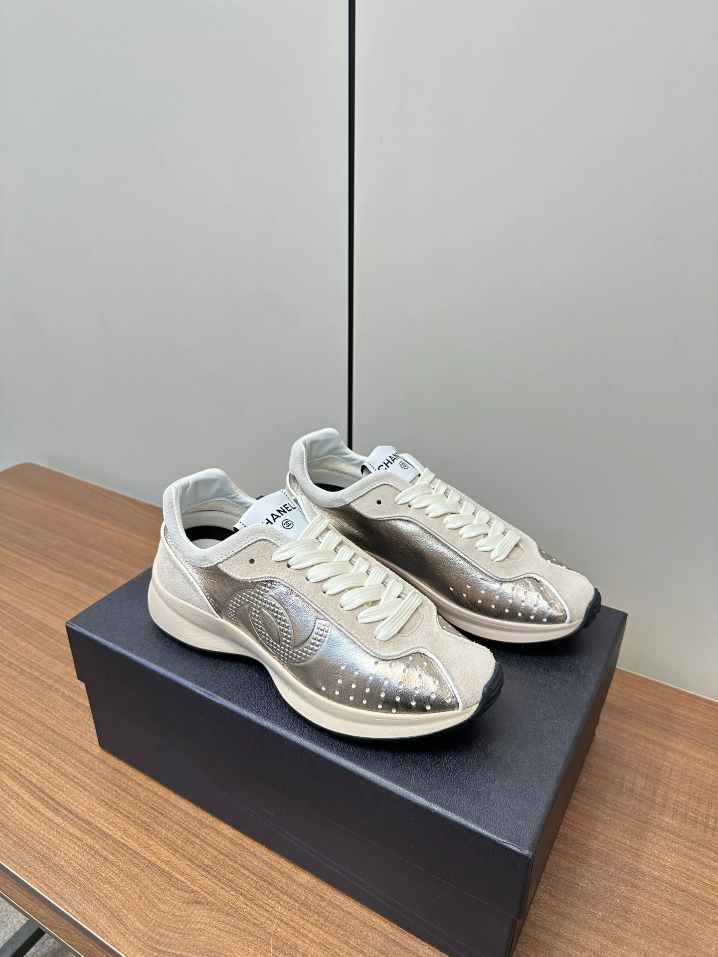 Повседневные туфли Chanel 2025 - золотистые