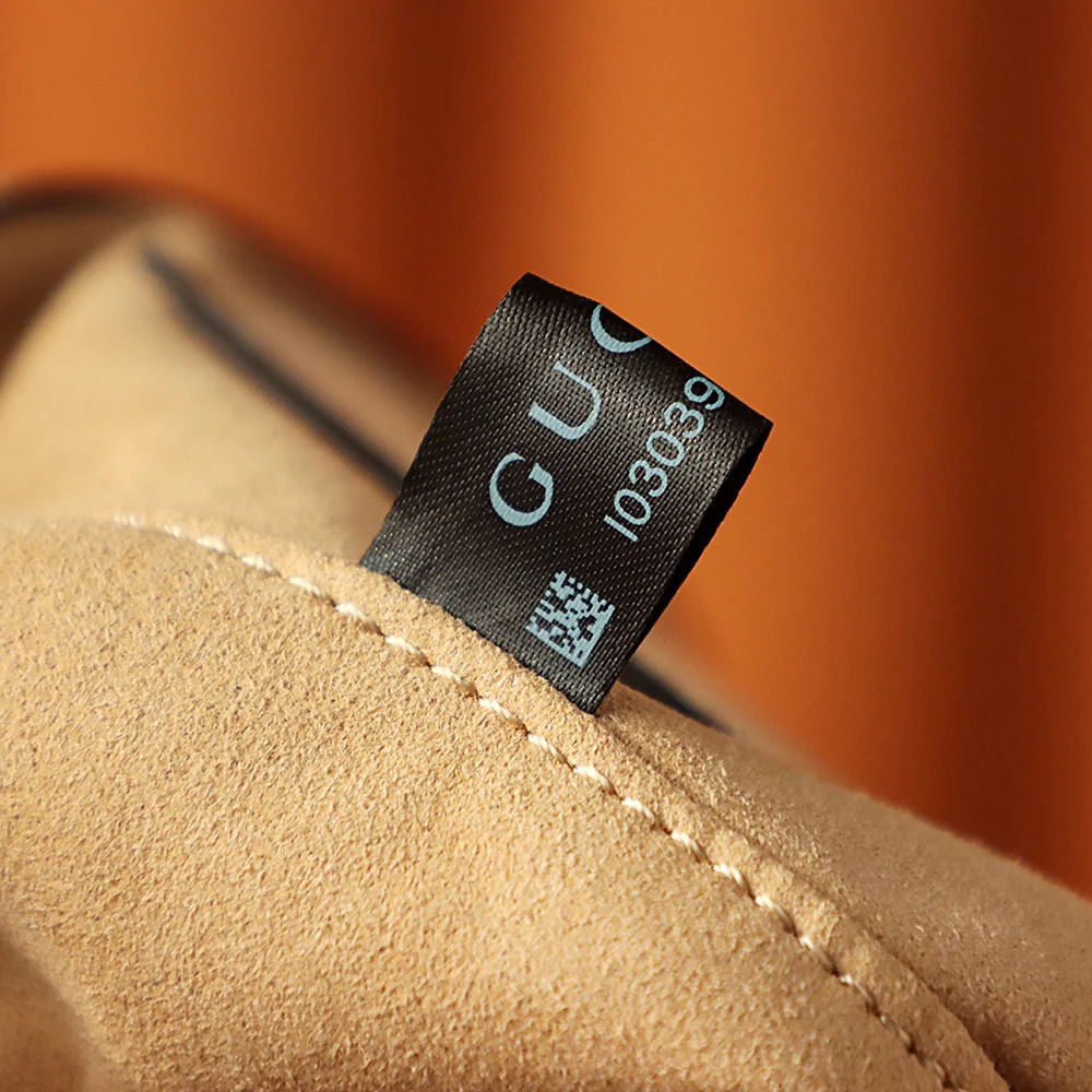 Новинка 2023 года от Gucci - Квадратная сумка-мешок серии GG Marmont - Белая