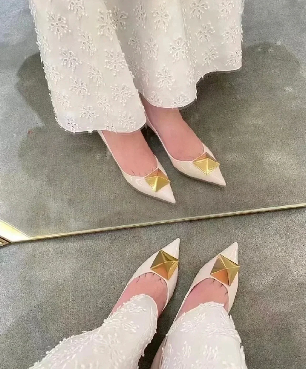 Новинка сезона ?Начало осени? от Valentino 2022 — туфли на среднем каблуке с заклепками — фотографии вживую.