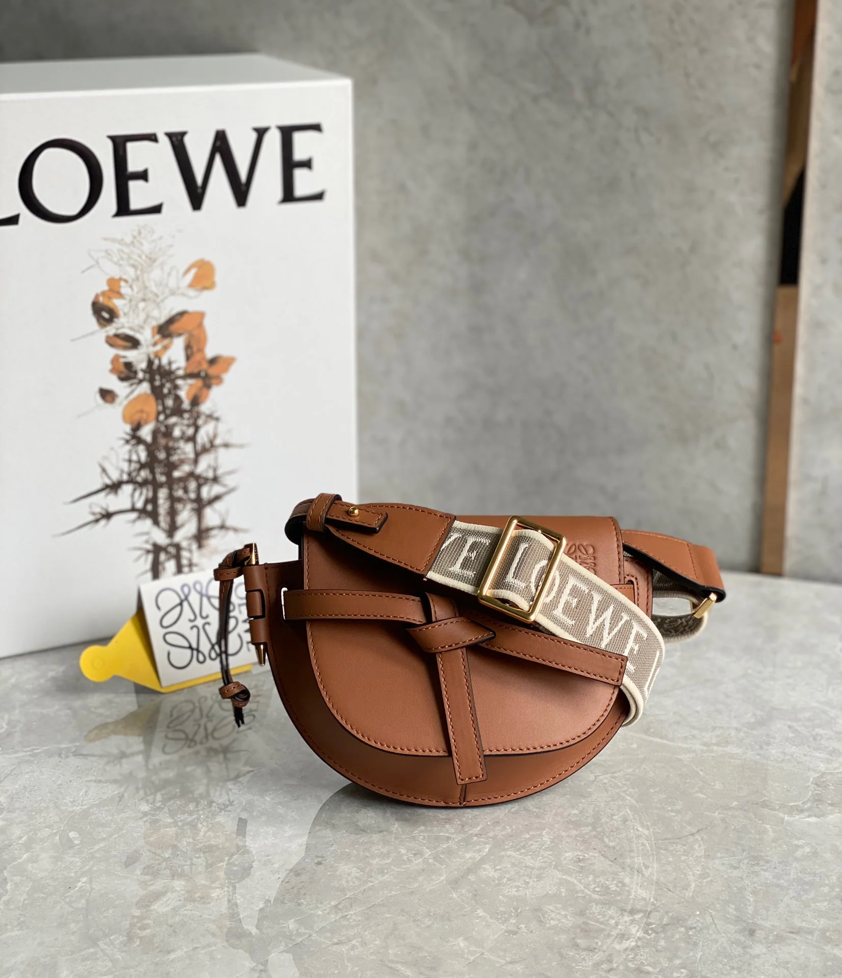 Сумка на два седла Loewe Gate Dual Mini Saddle Bag - коричневая.