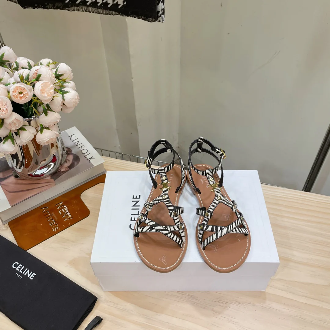 Новинка сезона весна/лето 2023 от Celine - римские сандалии с ремешками