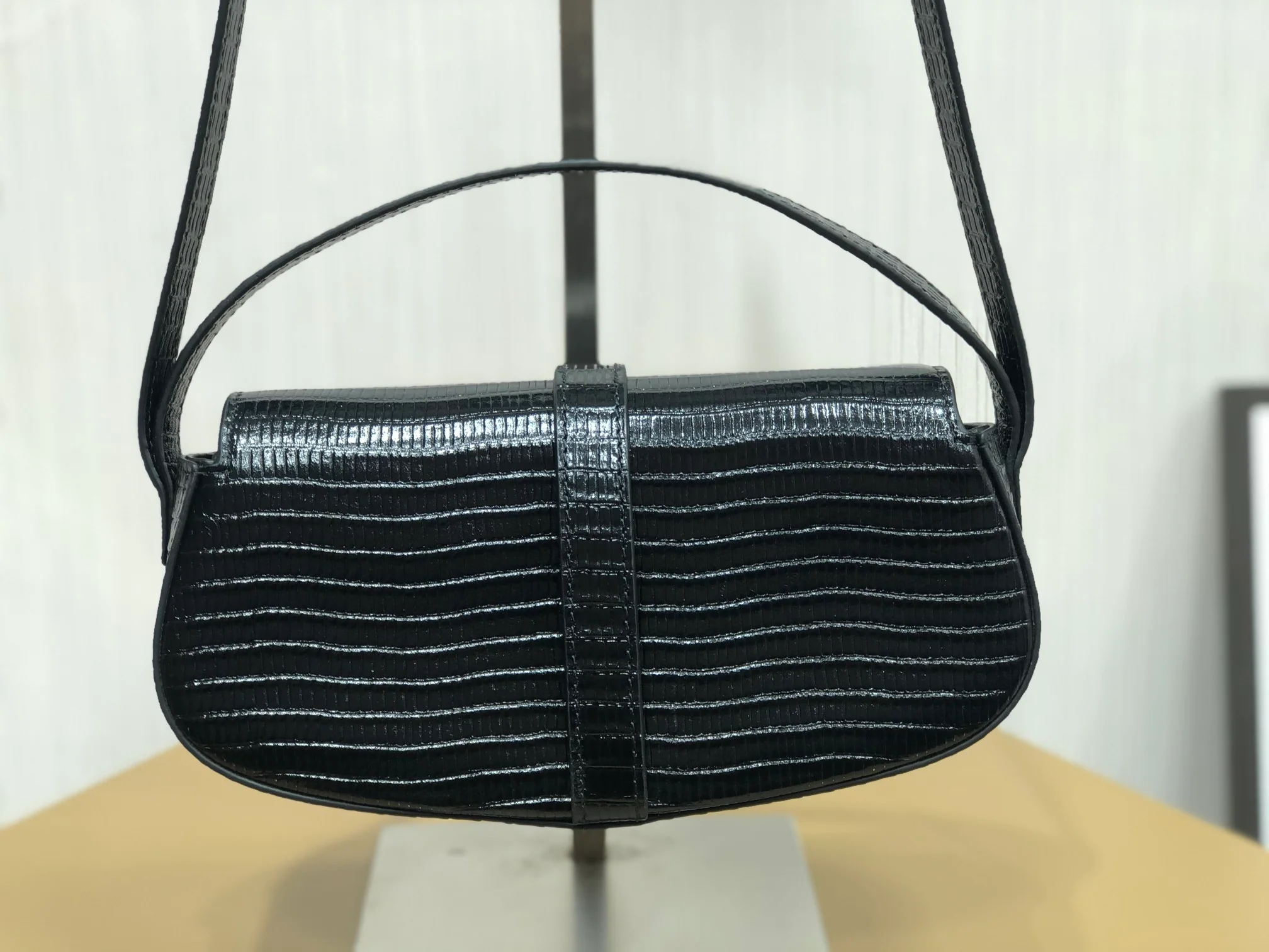 Мини-клатч Celine Tabou с замком, черный, из тисненой коровьей кожи с рисунком под ящерицу.