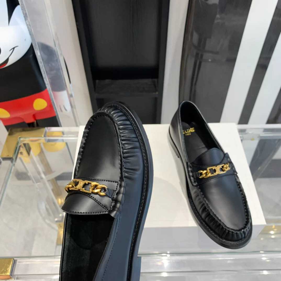 Новинка сезона осень/зима 2023 от Celine - Балетки с мятой поверхностью - Черные