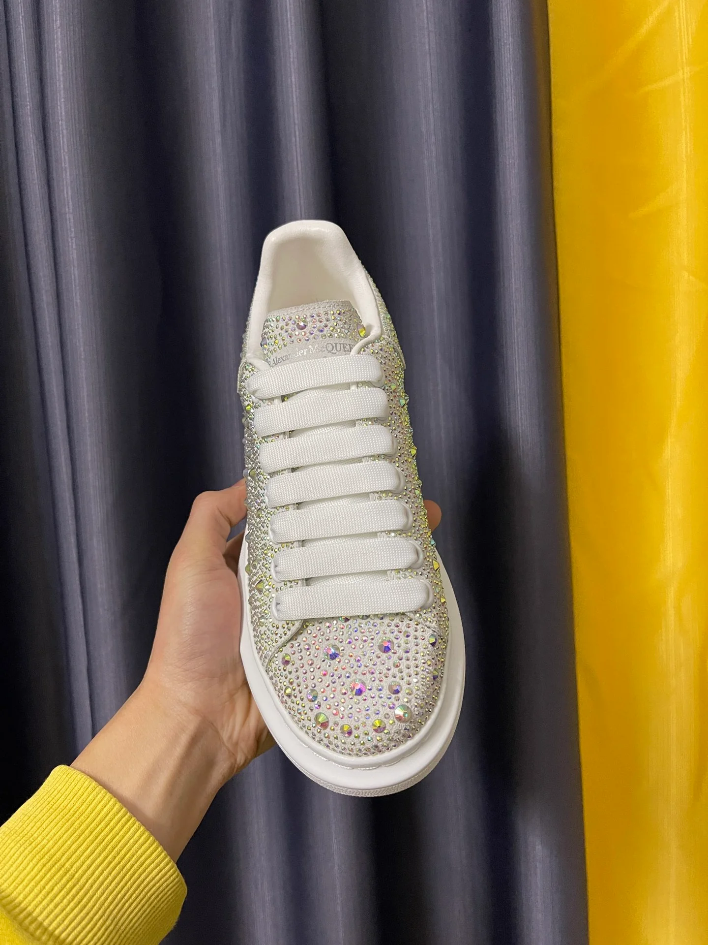 Классические белые кроссовки McQueen - унисекс - с переливающимся алмазным покрытием - премиум-издание