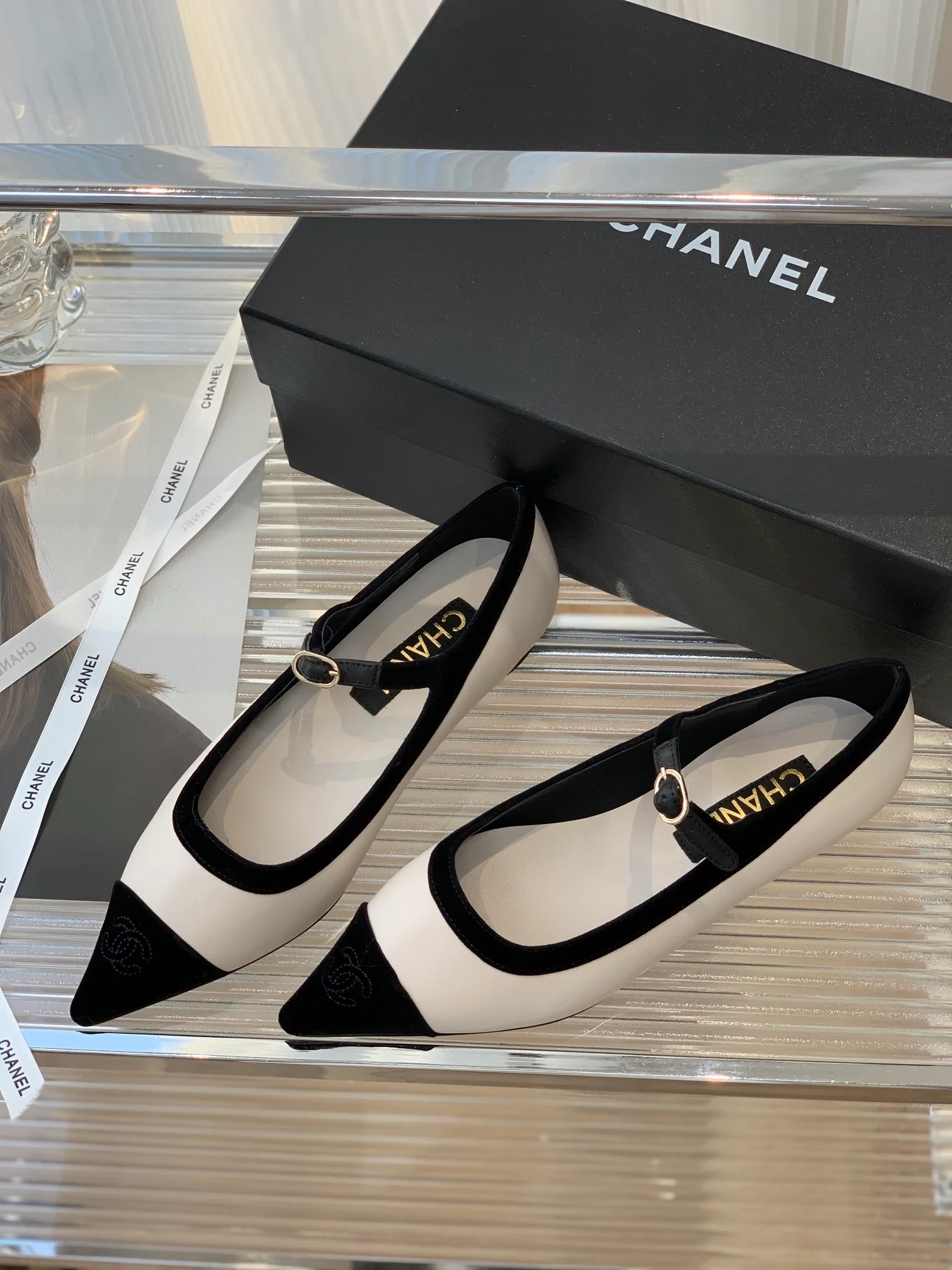 Туфли ?Мэри Джейн? от Chanel — бархат и овечья кожа — белые.