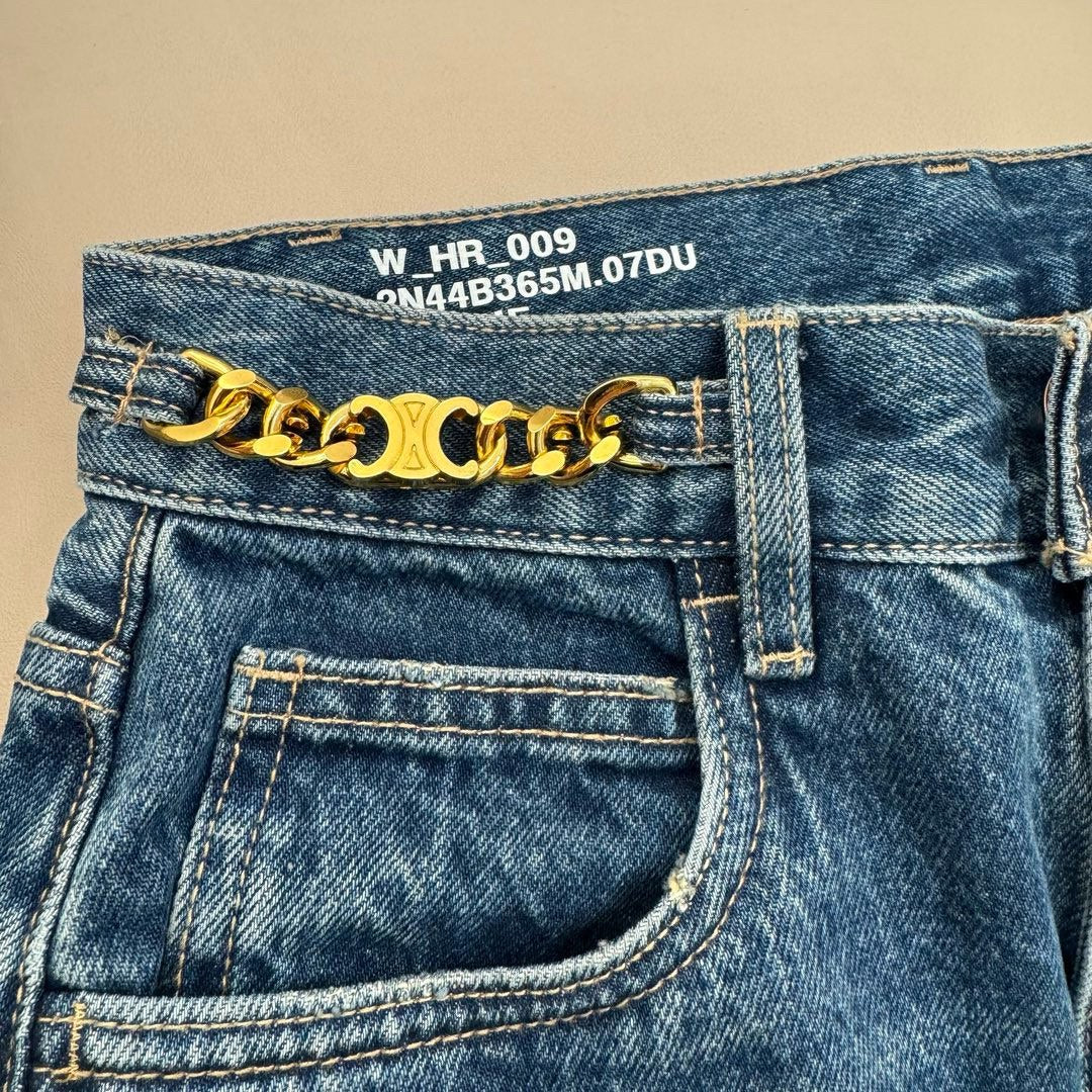 Celine - 2403 - 24 Весна/Лето Новинка Джинсы прямого кроя Triumph Gate с металлической цепочкой и пряжкой на талии