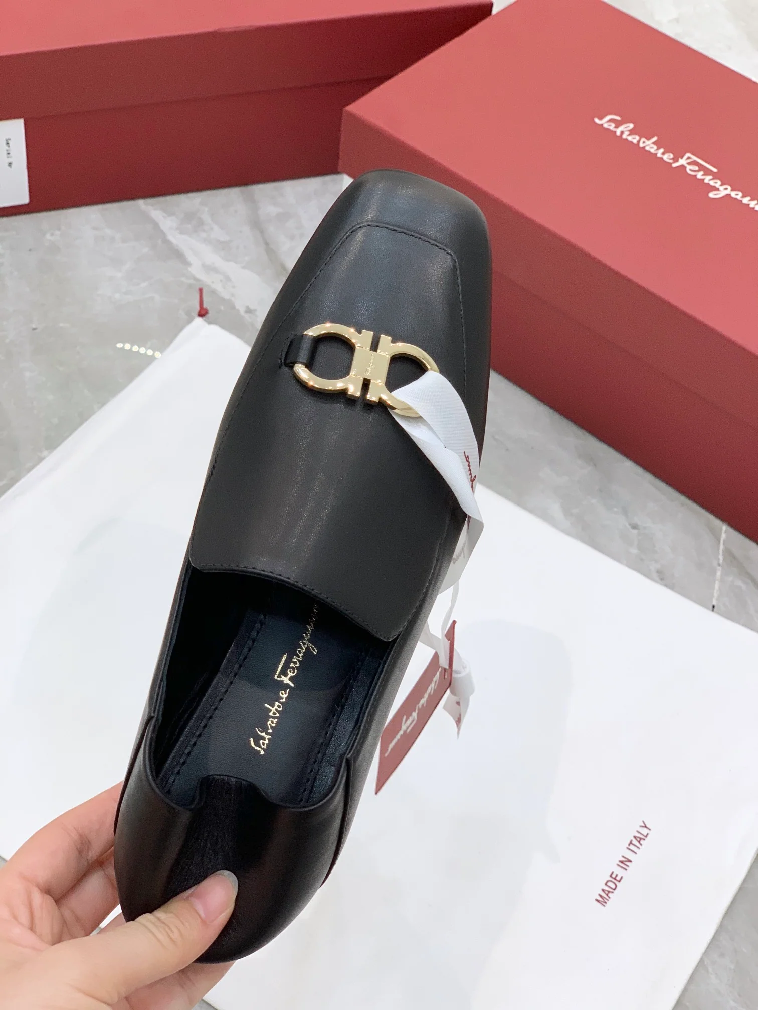 Туфли Salvatore Ferragamo - пряжка в форме подковы - квадратный носок - лоферы - черные