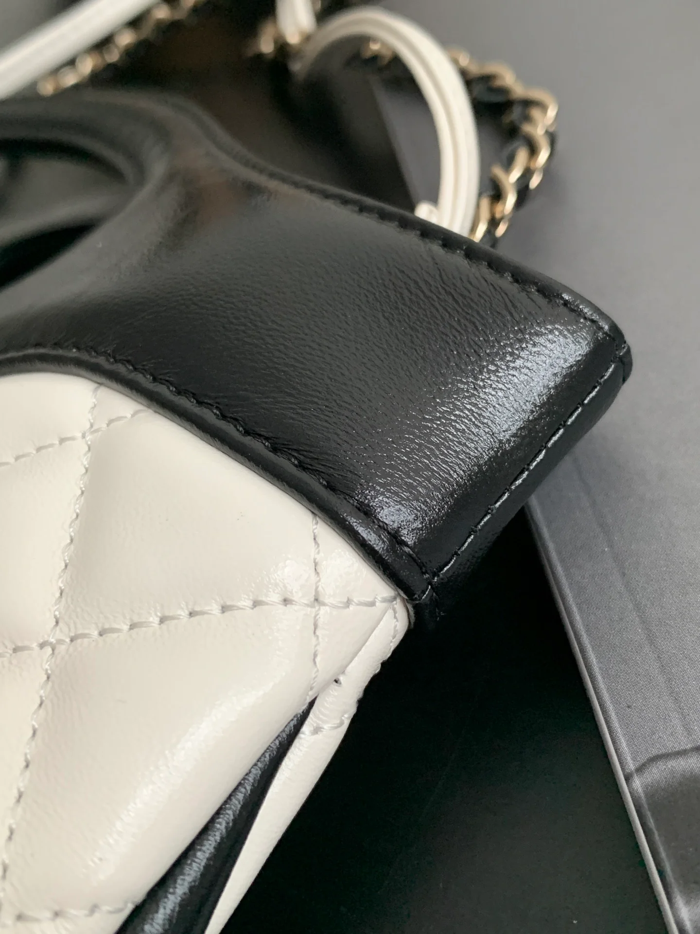 Мини-сумка Chanel 24b 31, черная с отделкой из овечьей кожи, белая