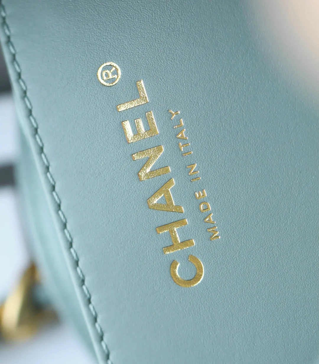 Маленькая сумка-шоппер Chanel — серо-голубая с золотой фурнитурой.