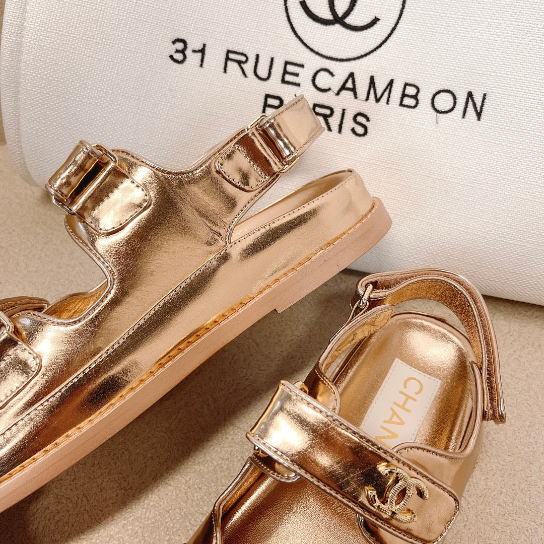 Chanel - Золотистые кожаные сандалии в клетку