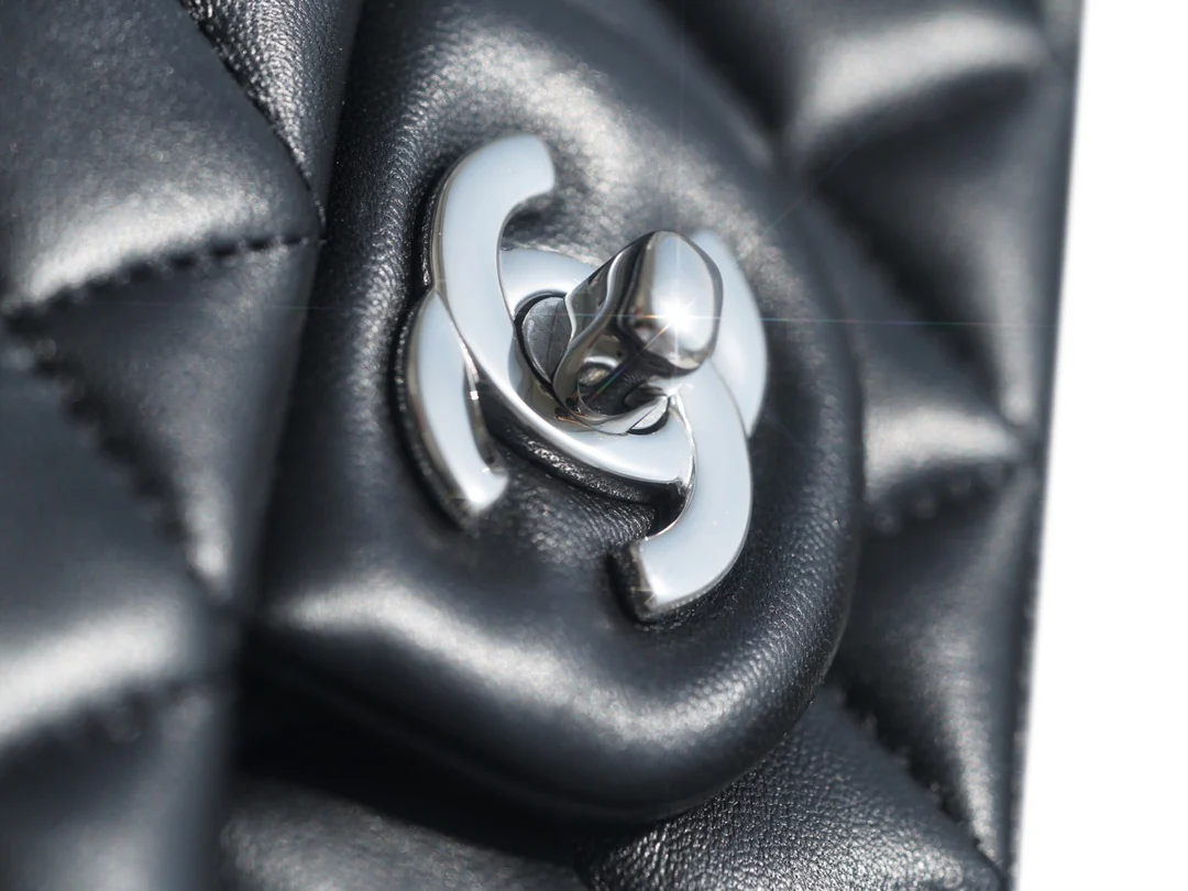 Мини-сумка Chanel CF 20 см из черной овечьей кожи с серебряной застежкой