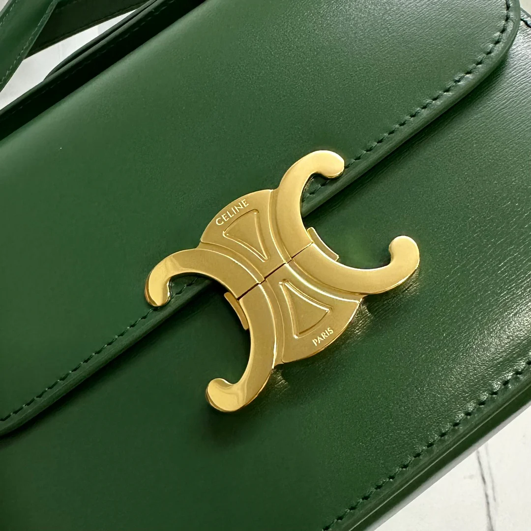 Сумка Celine Triomphe Classic из глянцевой телячьей кожи — цвет ?джунгли?